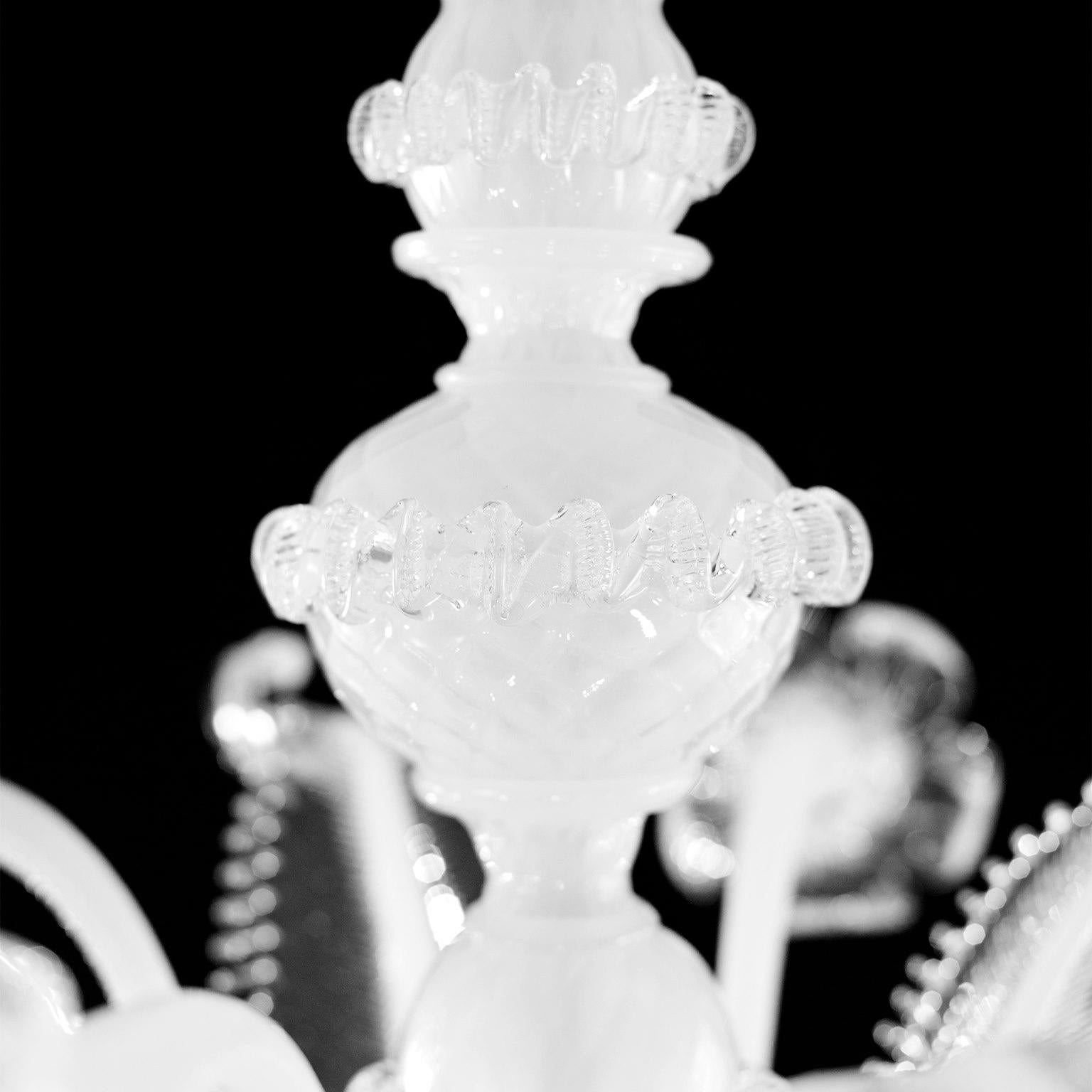 Klassischer 8armiger Kronleuchter aus weißem Seiden-Kristall-Muranoglas von Multiforme, auf Lager im Zustand „Neu“ im Angebot in Trebaseleghe, IT