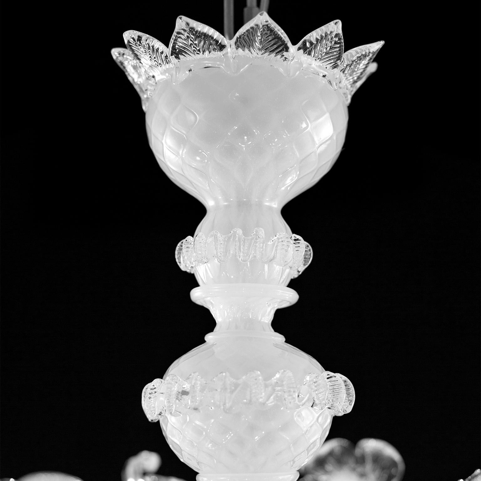 Klassischer 8armiger Kronleuchter aus weißem Seiden-Kristall-Muranoglas von Multiforme, auf Lager (21. Jahrhundert und zeitgenössisch) im Angebot