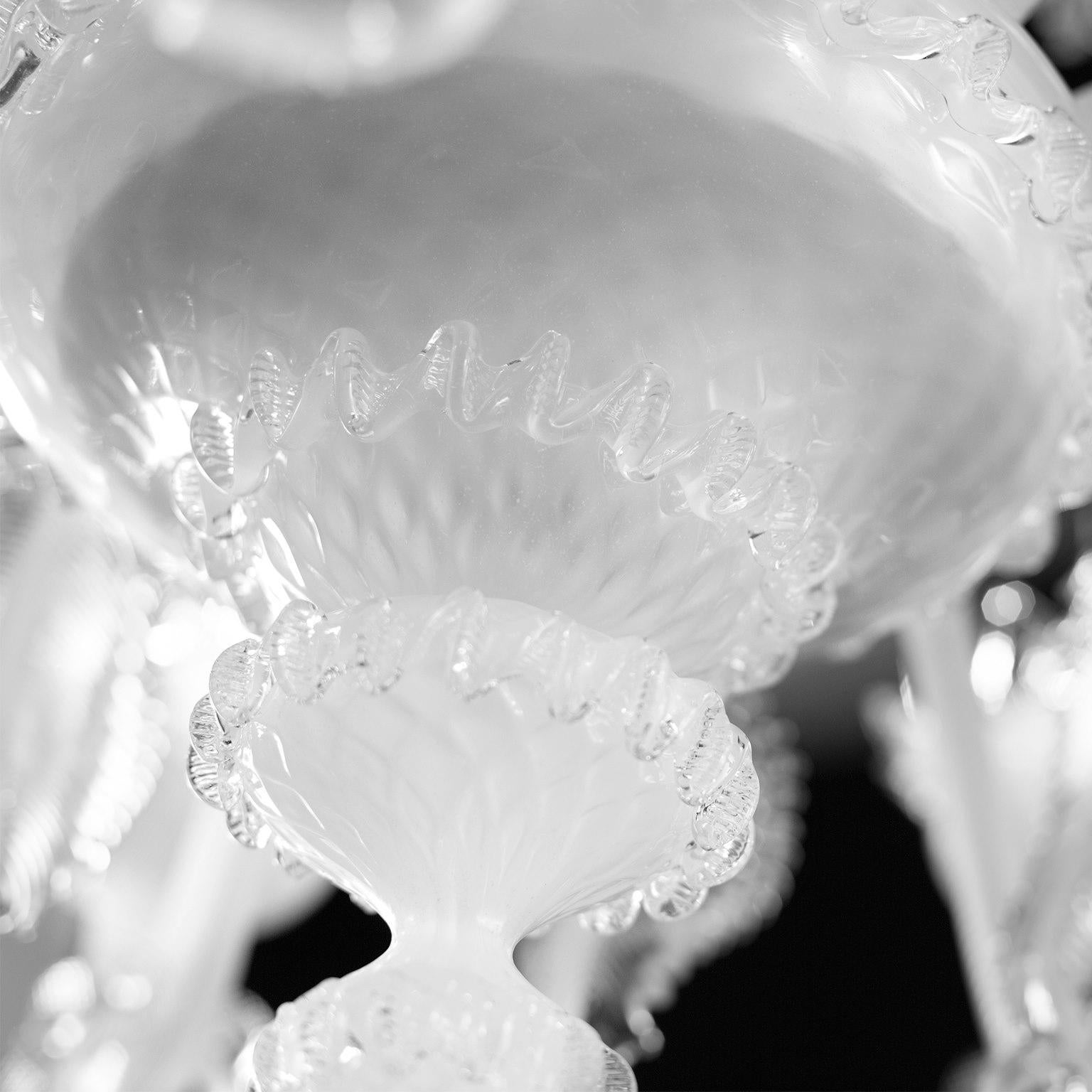 Klassischer 8armiger Kronleuchter aus weißem Seiden-Kristall-Muranoglas von Multiforme, auf Lager (Geblasenes Glas) im Angebot