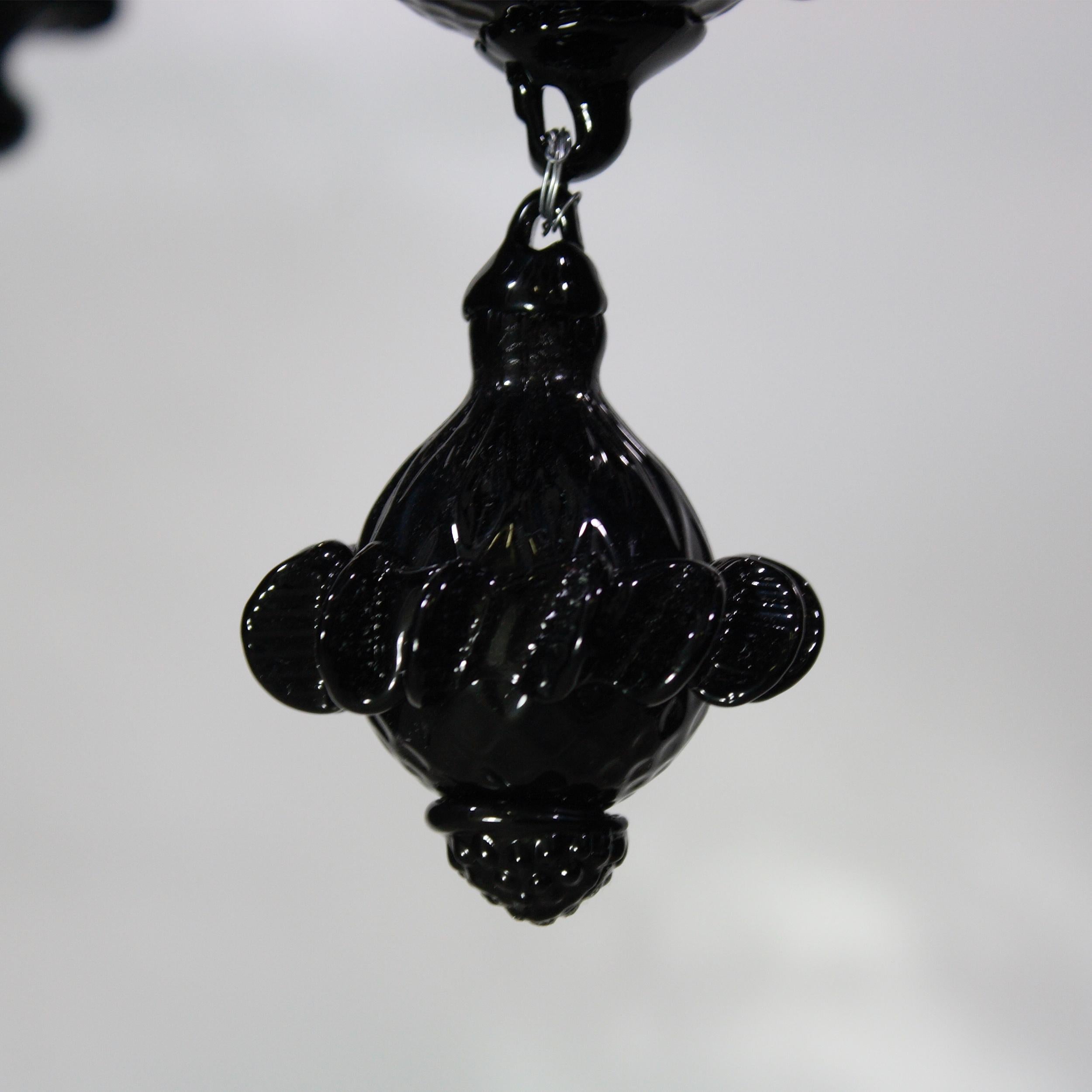 XXIe siècle et contemporain Lustre classique à 8 bras en verre de Murano noir décoré à la main par Multiforme en vente