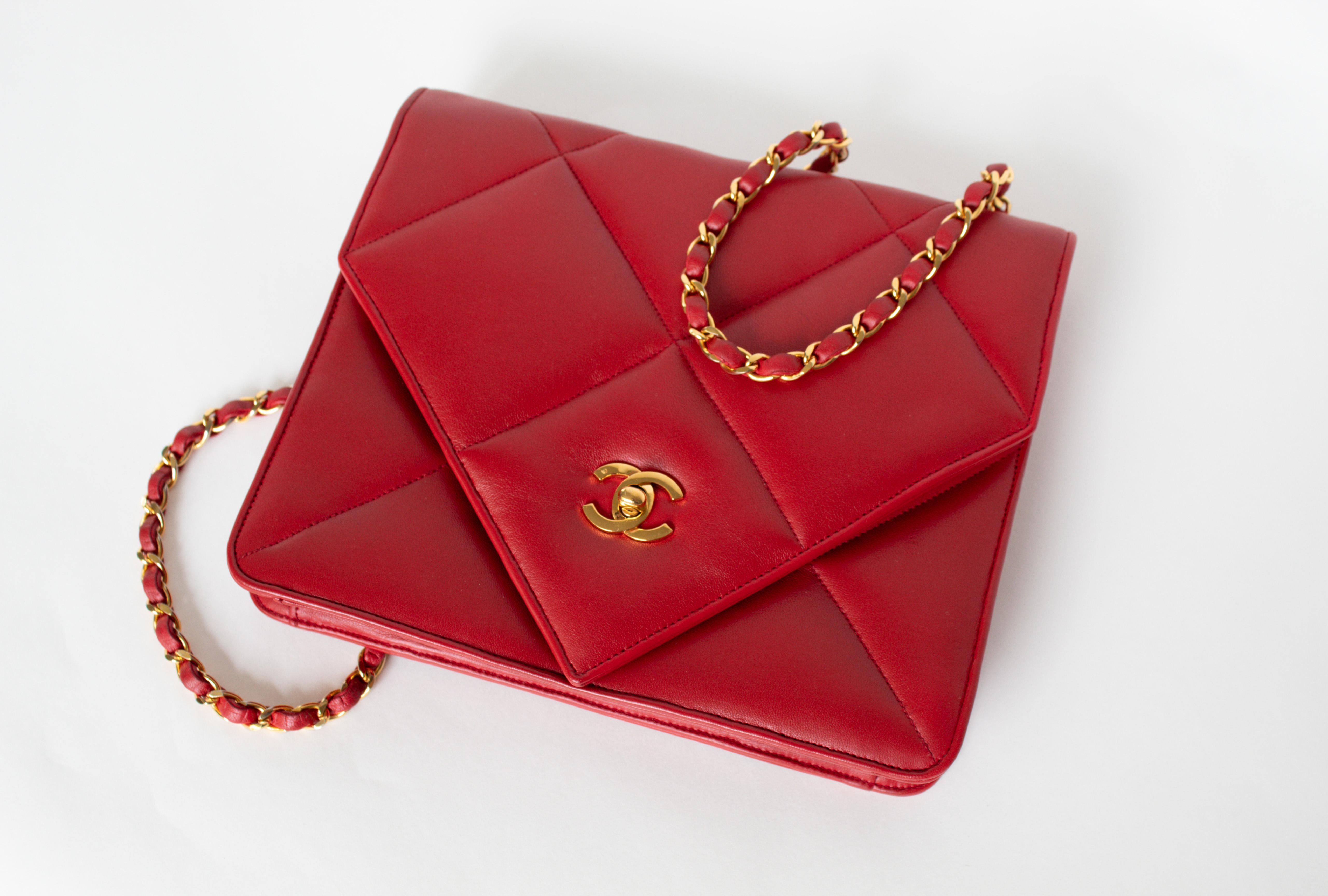 Classic Chanel 19 Vintage Rare 90s Jumbo Lambskin Red Envelope Flap Bag 


Sac classique à rabat Jumbo de Chanel en cuir d'agneau rouge des années 90 avec fermeture à rabat en V de l'enveloppe. 

Sac Chanel en cuir d'agneau rouge avec quincaillerie