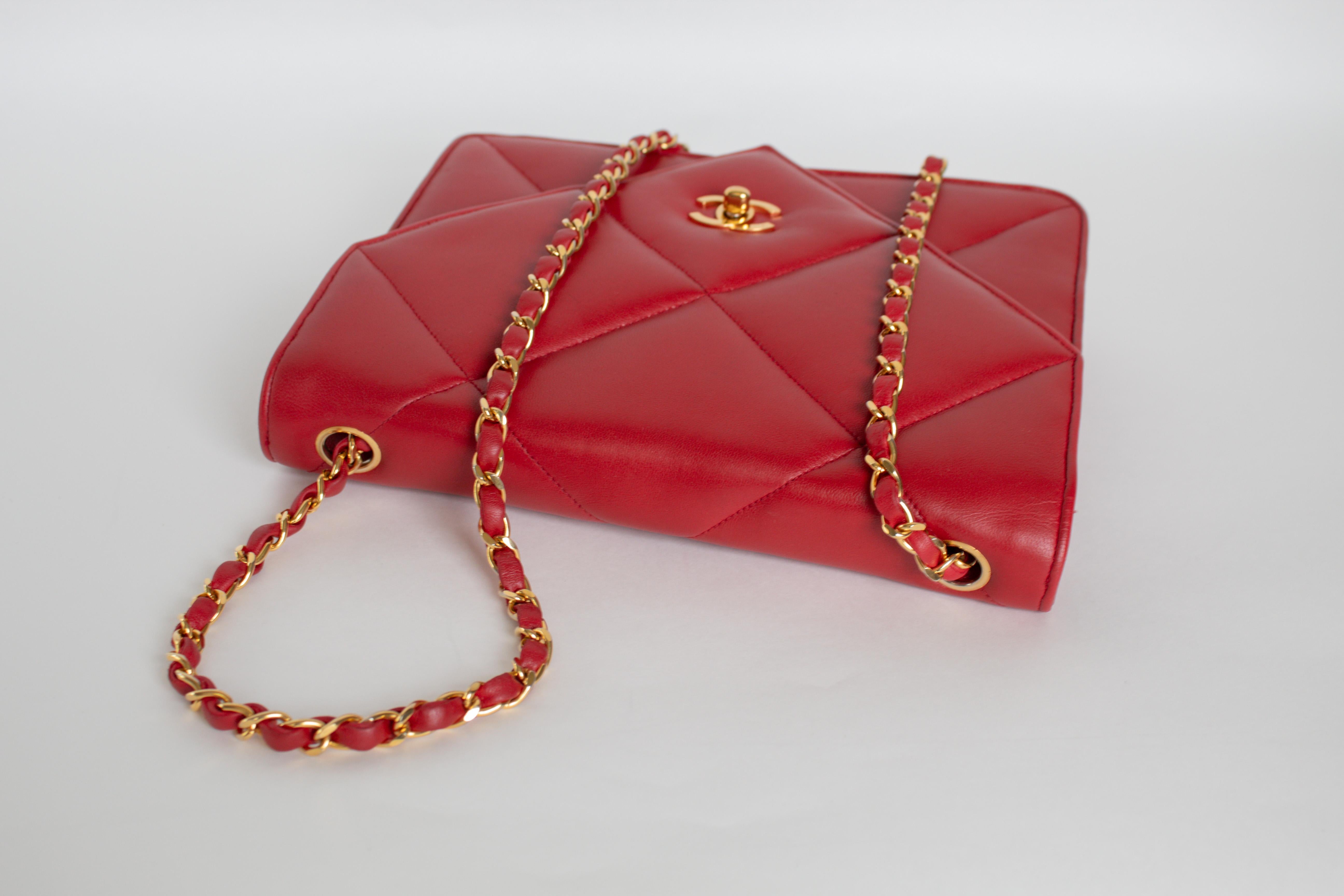Classic Chanel 19 Vintage Rare 90s Jumbo Lambskin Red Envelope Flap Bag  en vente 4