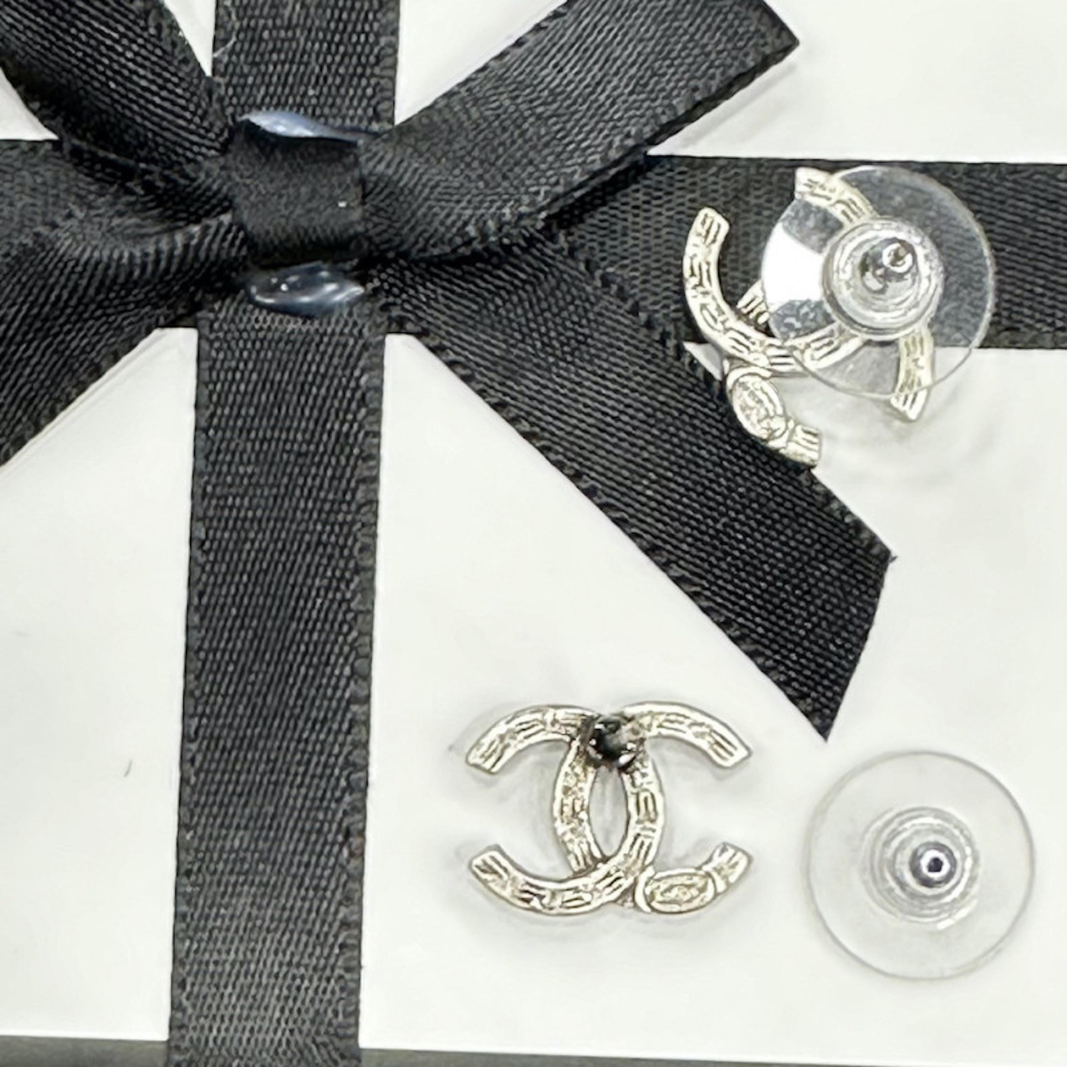 Bellissime piccole borchie Chanel CC in argento con strass
Condizioni: molto buone
Prodotto in Francia
Materiale: metallo argentato, cristalli Swarovski
Colore: argento
Dimensioni: 1,1 x 1,5 cm
Timbro: sì
Anno: 2019