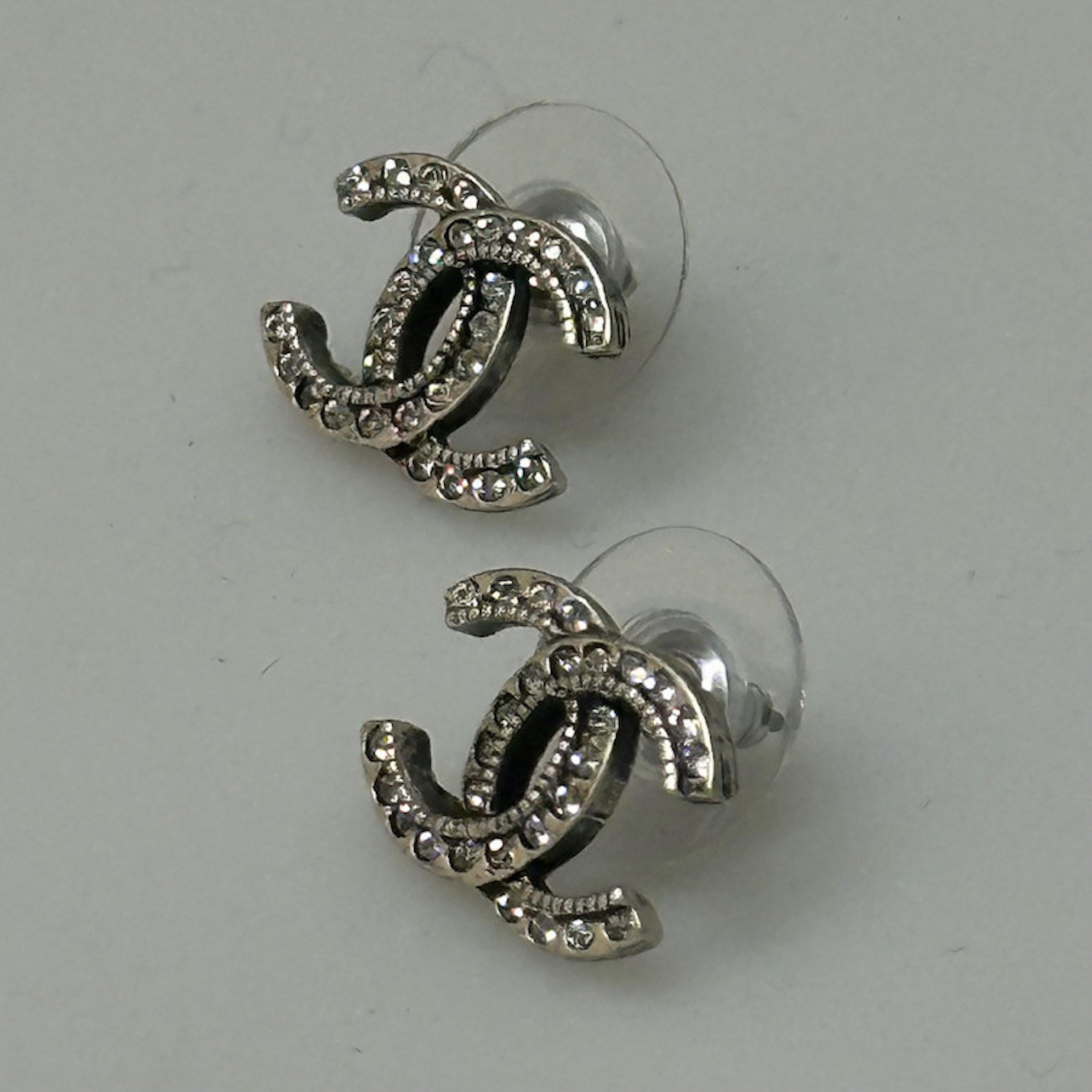 Moderno Orecchini classici Chanel CC in argento in vendita