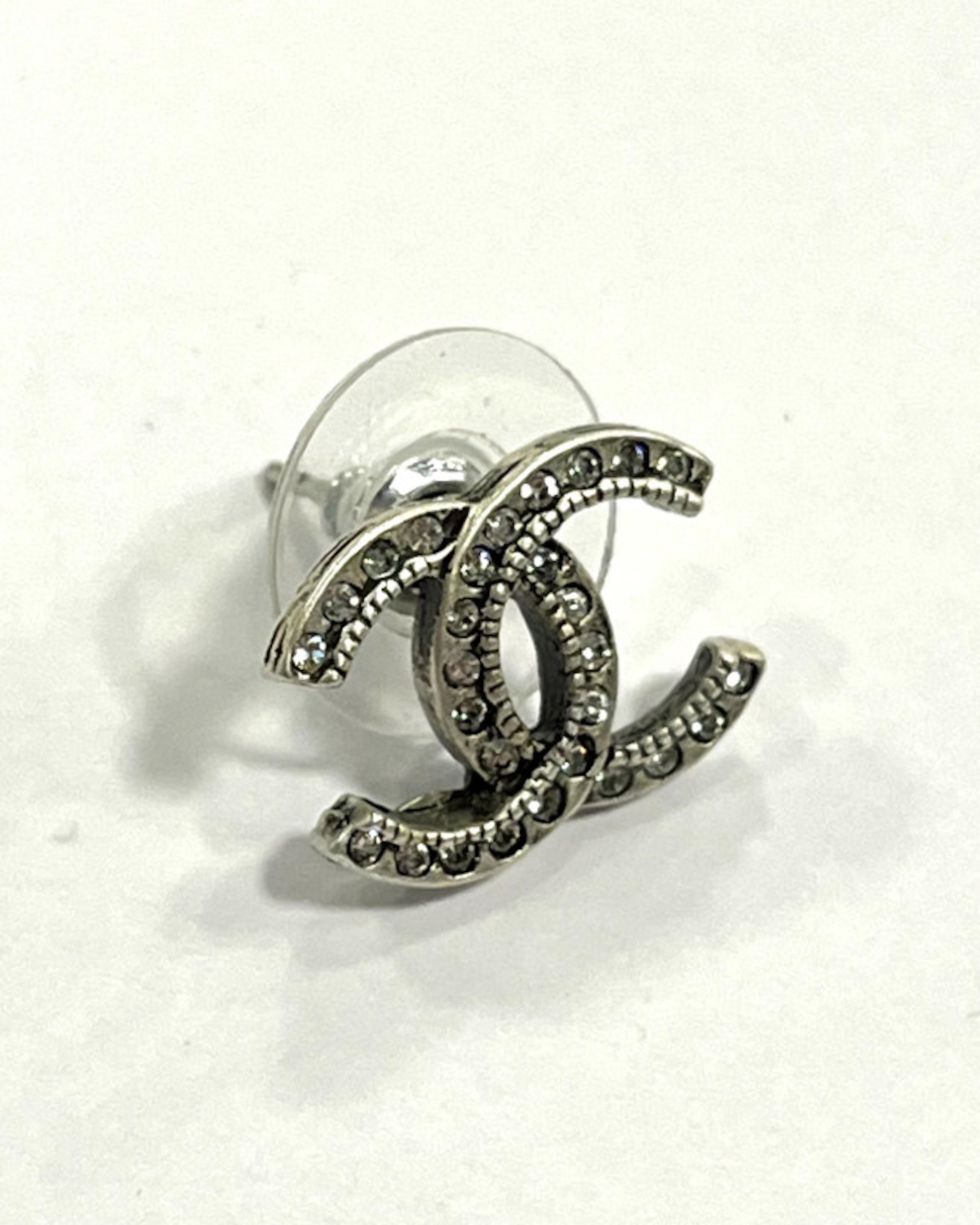 Taglio rotondo Orecchini classici Chanel CC in argento in vendita