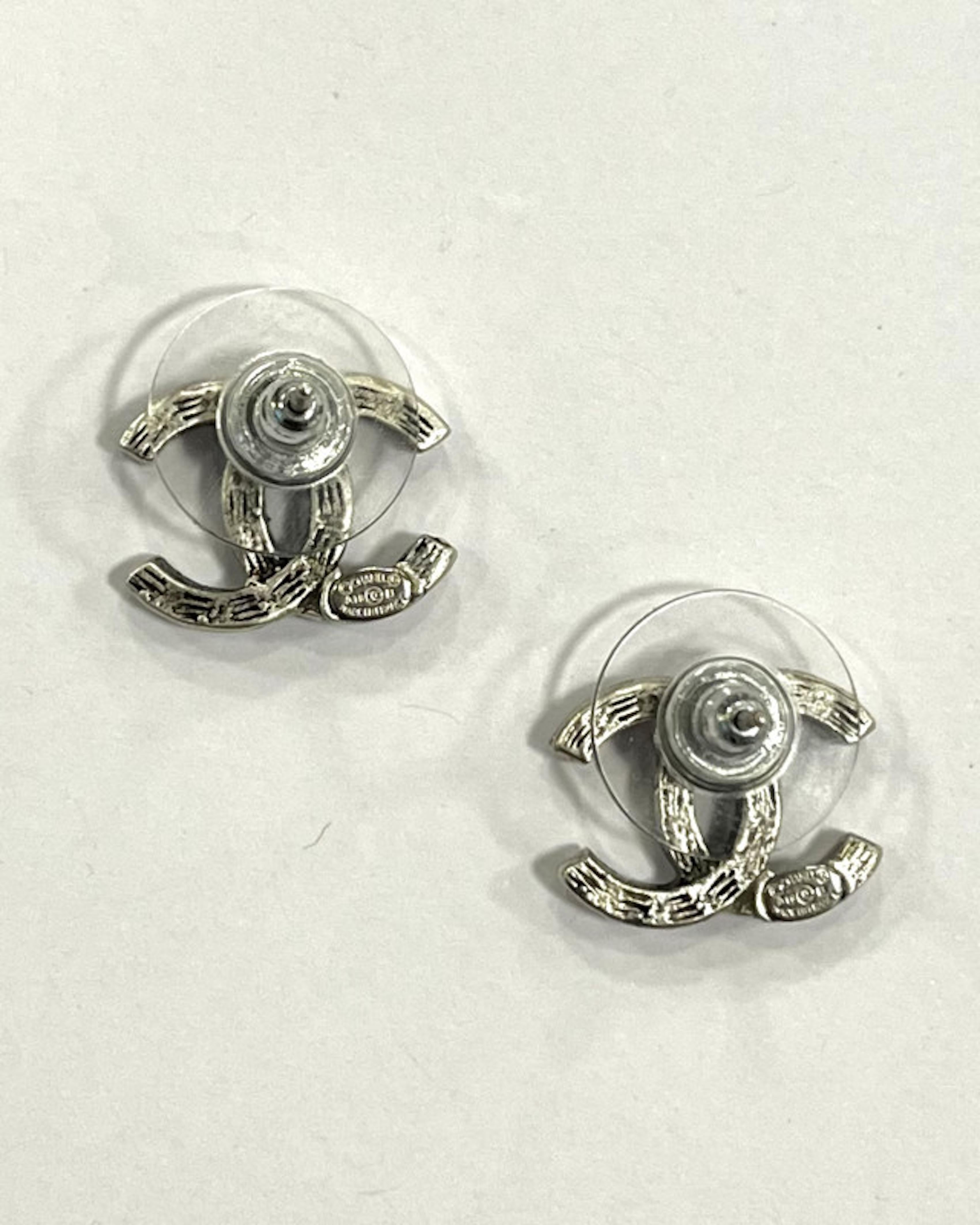 Orecchini classici Chanel CC in argento In condizioni ottime in vendita a Paris, FR