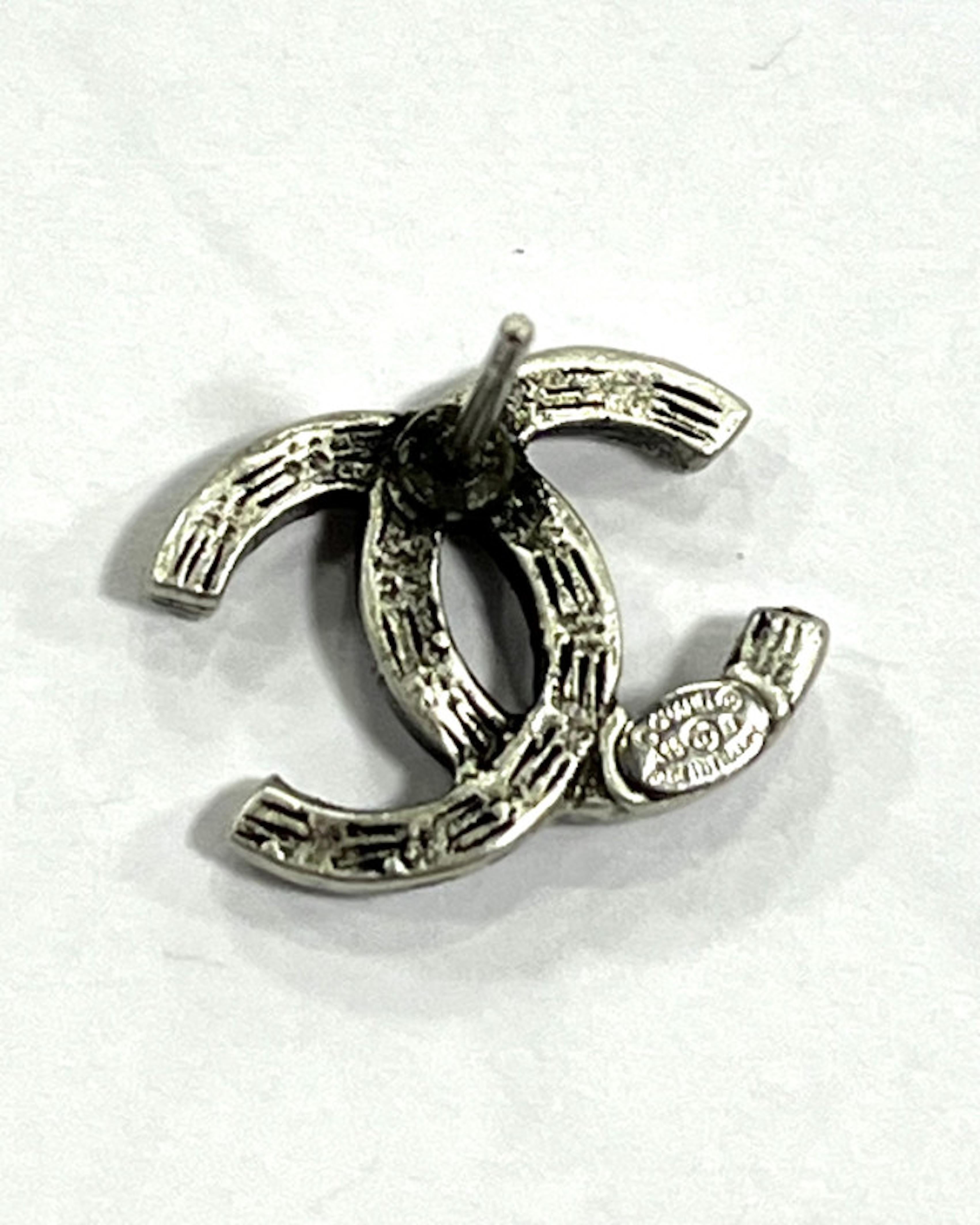da uomo o donna Orecchini classici Chanel CC in argento in vendita