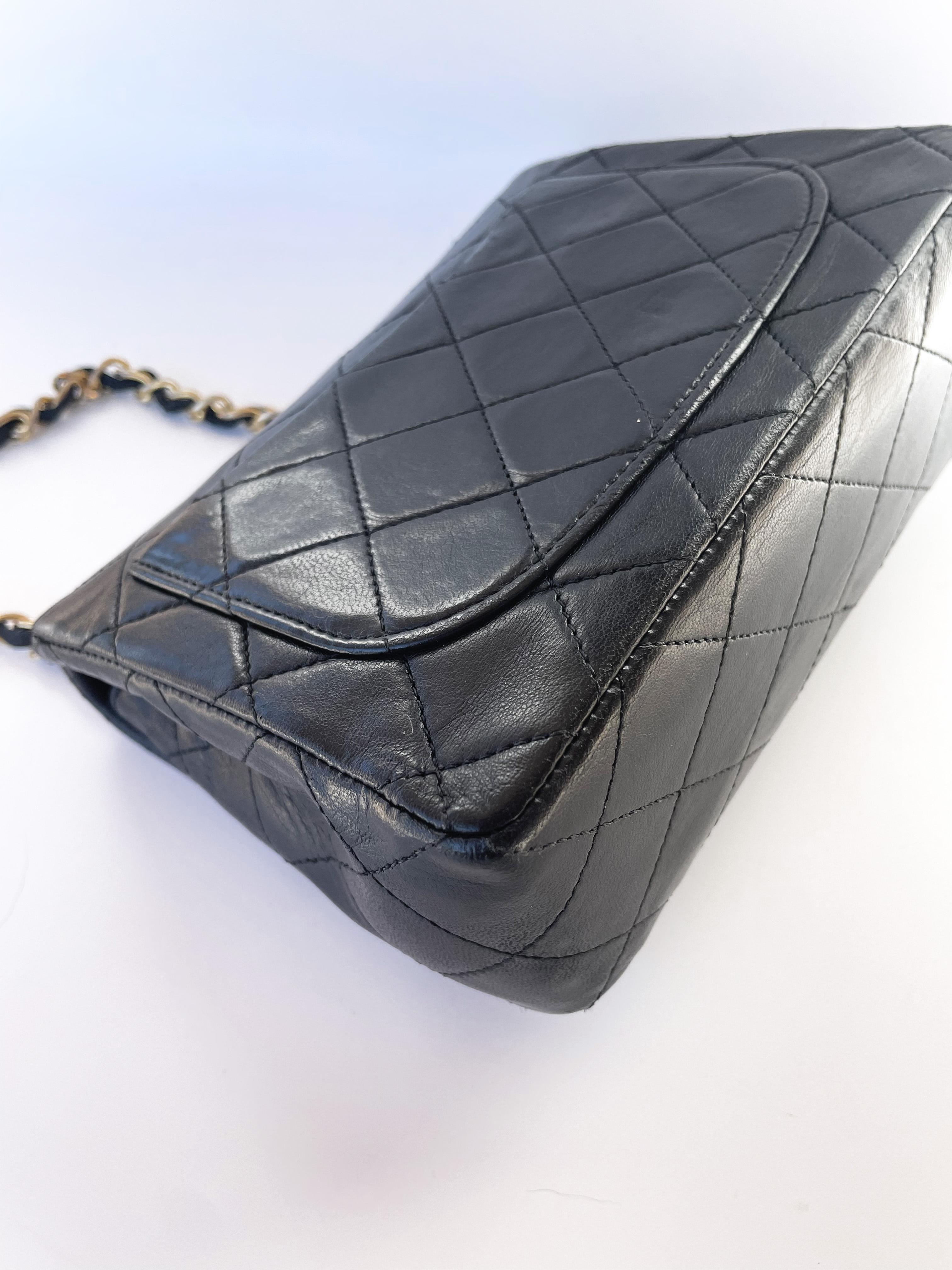 Classic Chanel Mini Timeless Handtasche aus schwarzem, gestepptem Leder im Angebot 10