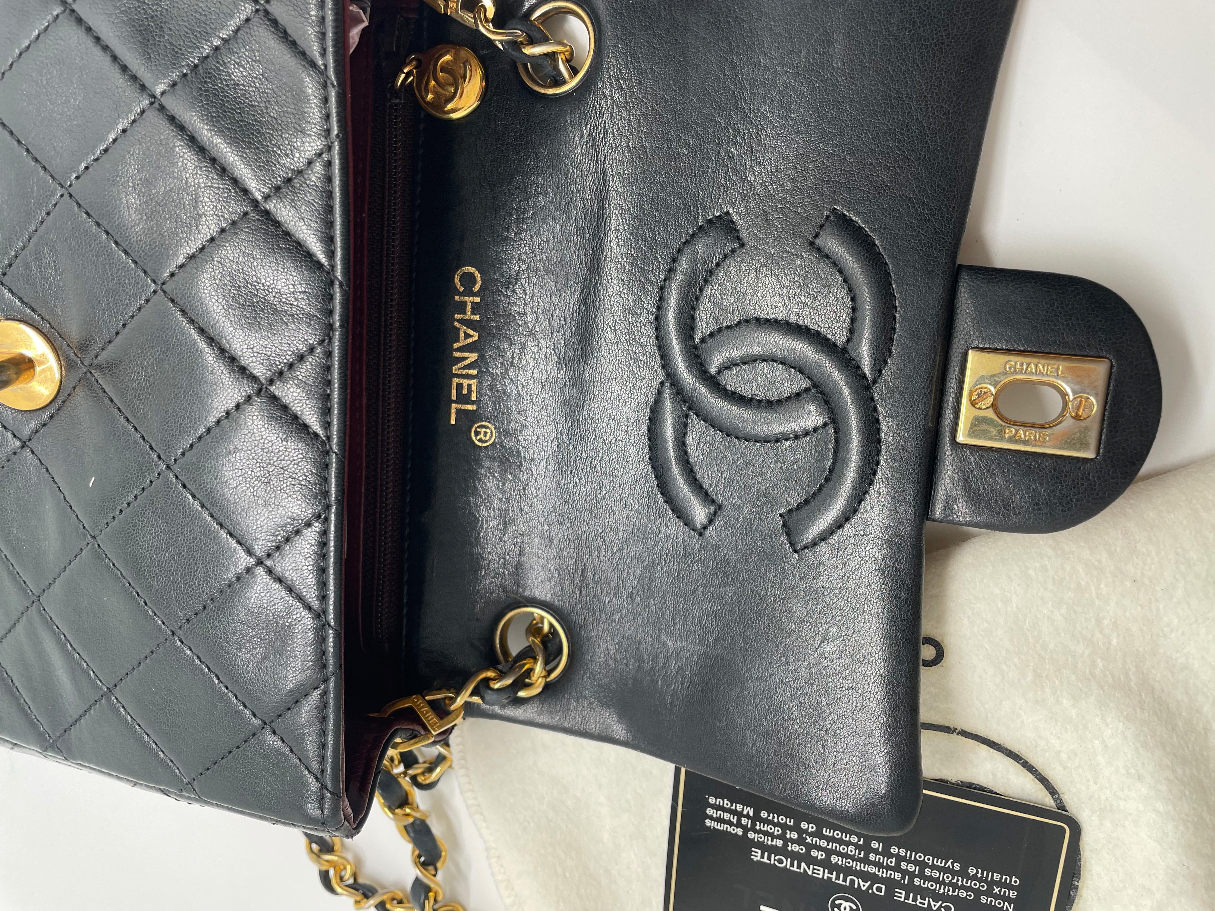 Classic Chanel Mini Timeless Handtasche aus schwarzem, gestepptem Leder im Angebot 11