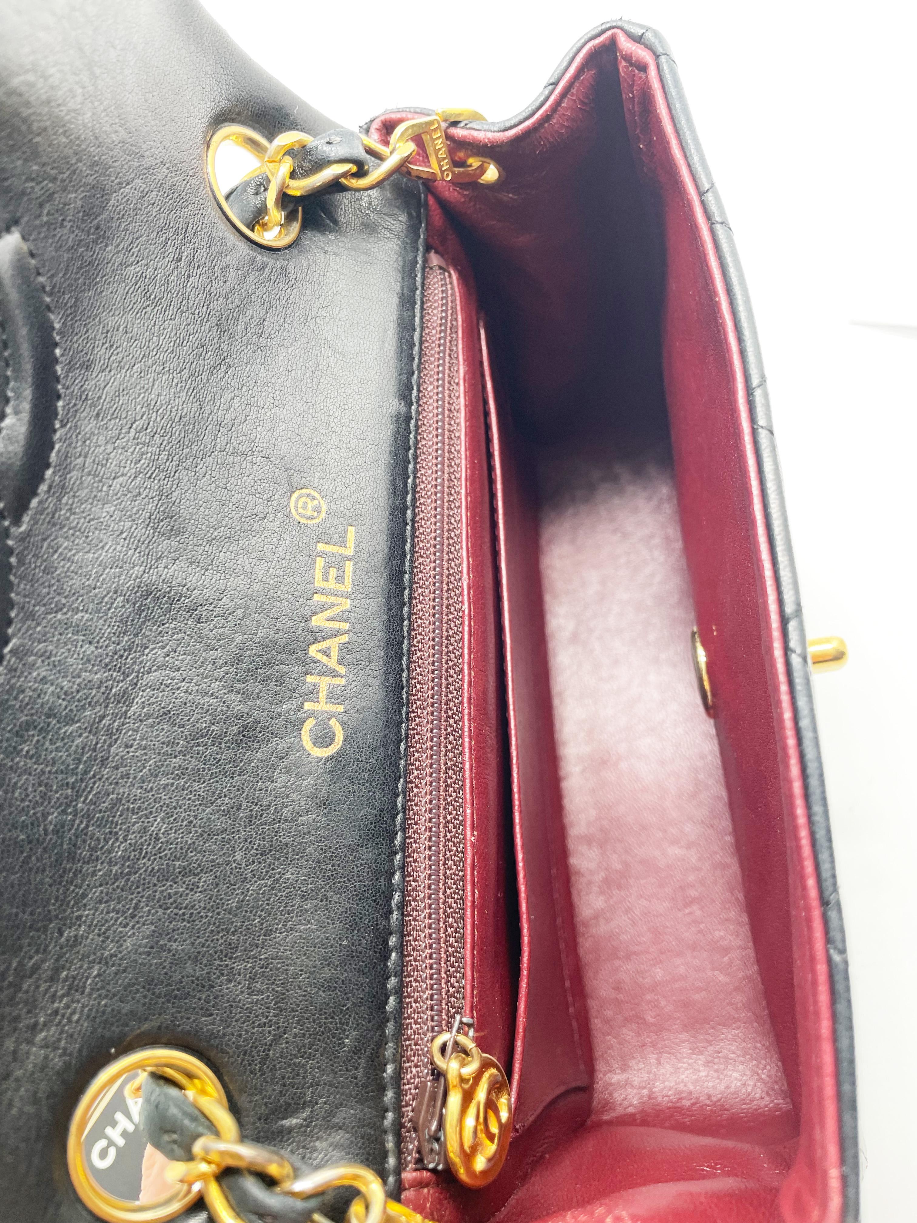 Classic Chanel Mini Timeless Handtasche aus schwarzem, gestepptem Leder im Angebot 12