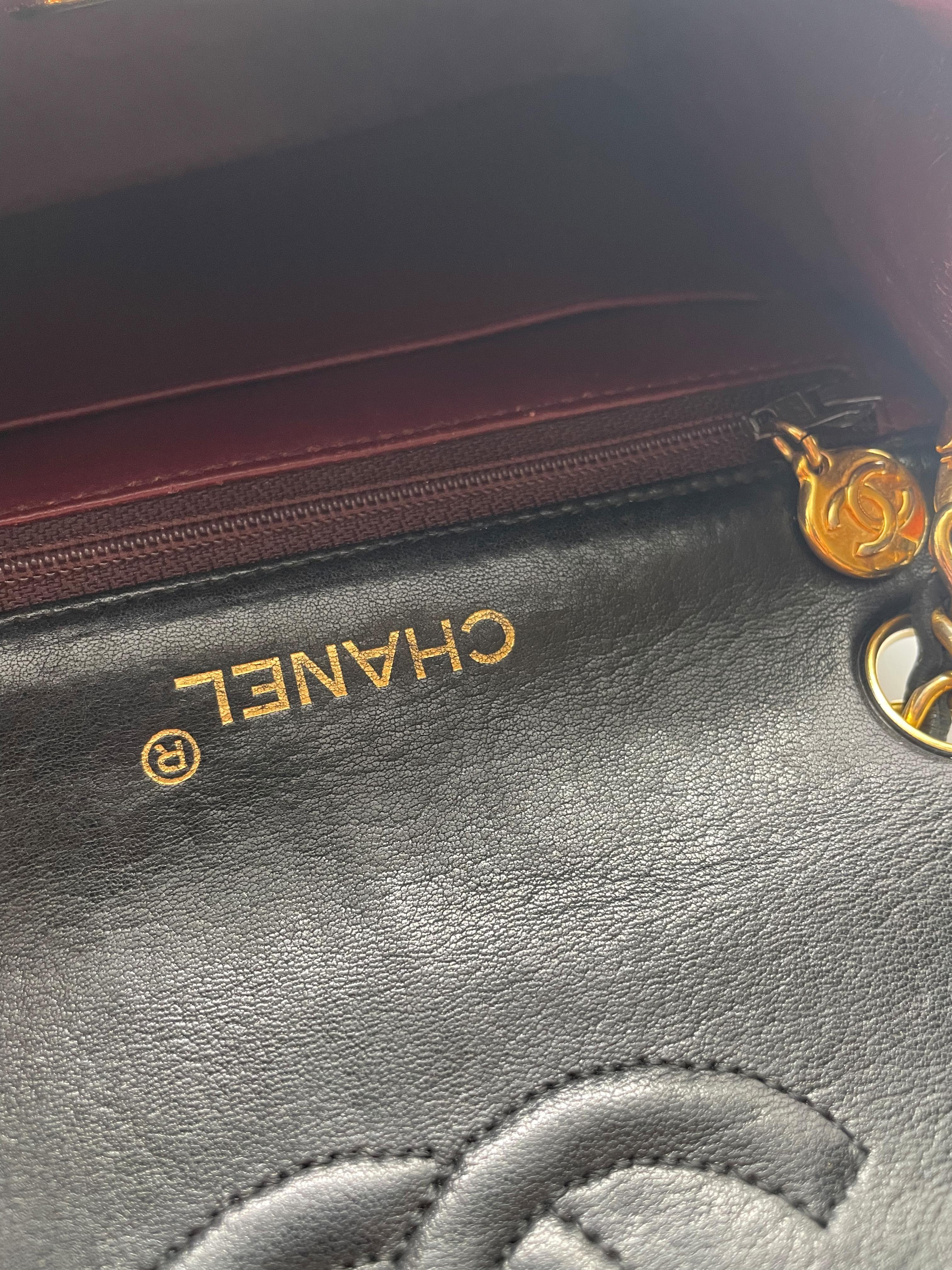 Classic Chanel Mini Timeless Handtasche aus schwarzem, gestepptem Leder im Angebot 13