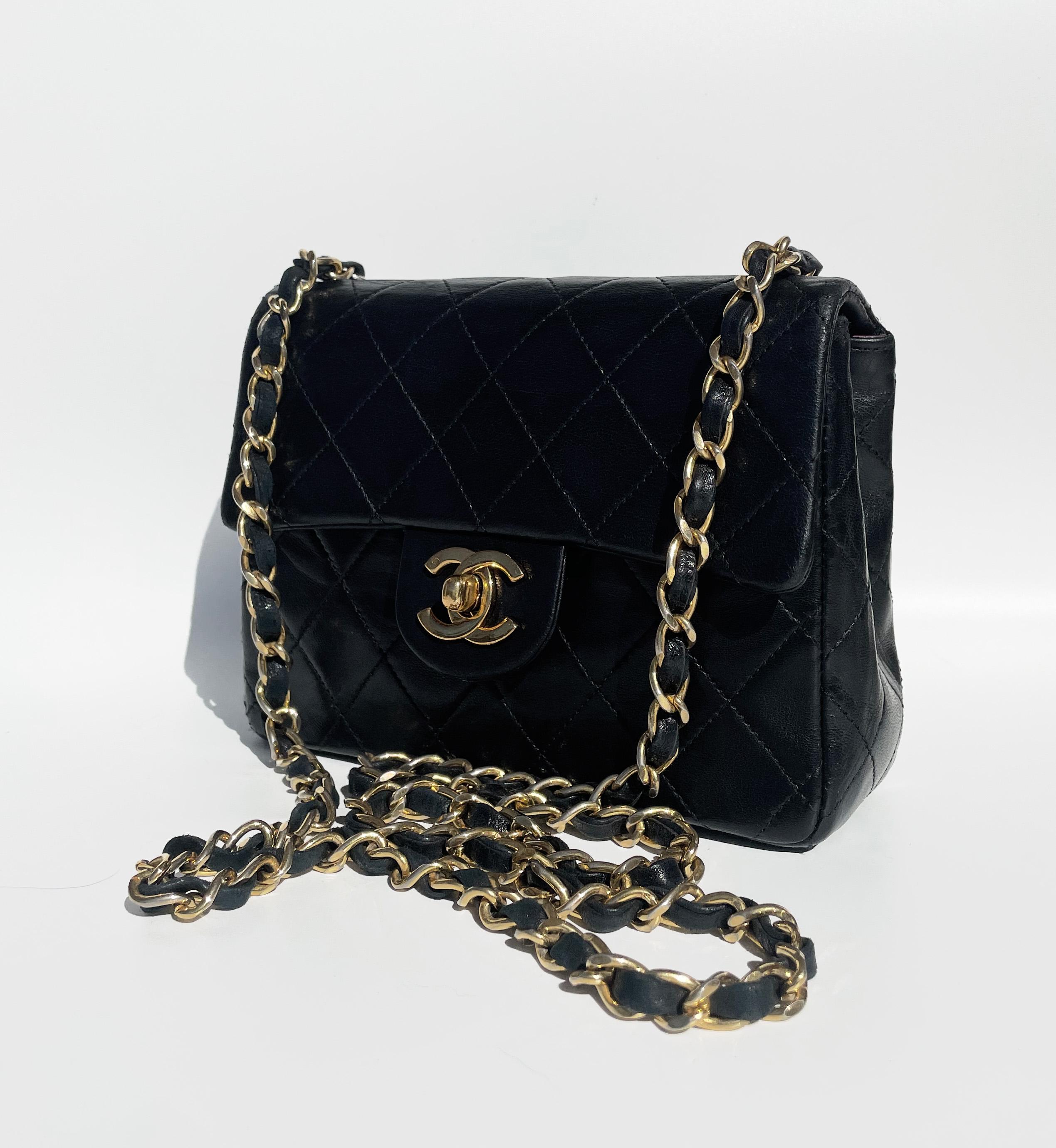 Classic Chanel Mini Timeless Handtasche aus schwarzem, gestepptem Leder für Damen oder Herren im Angebot