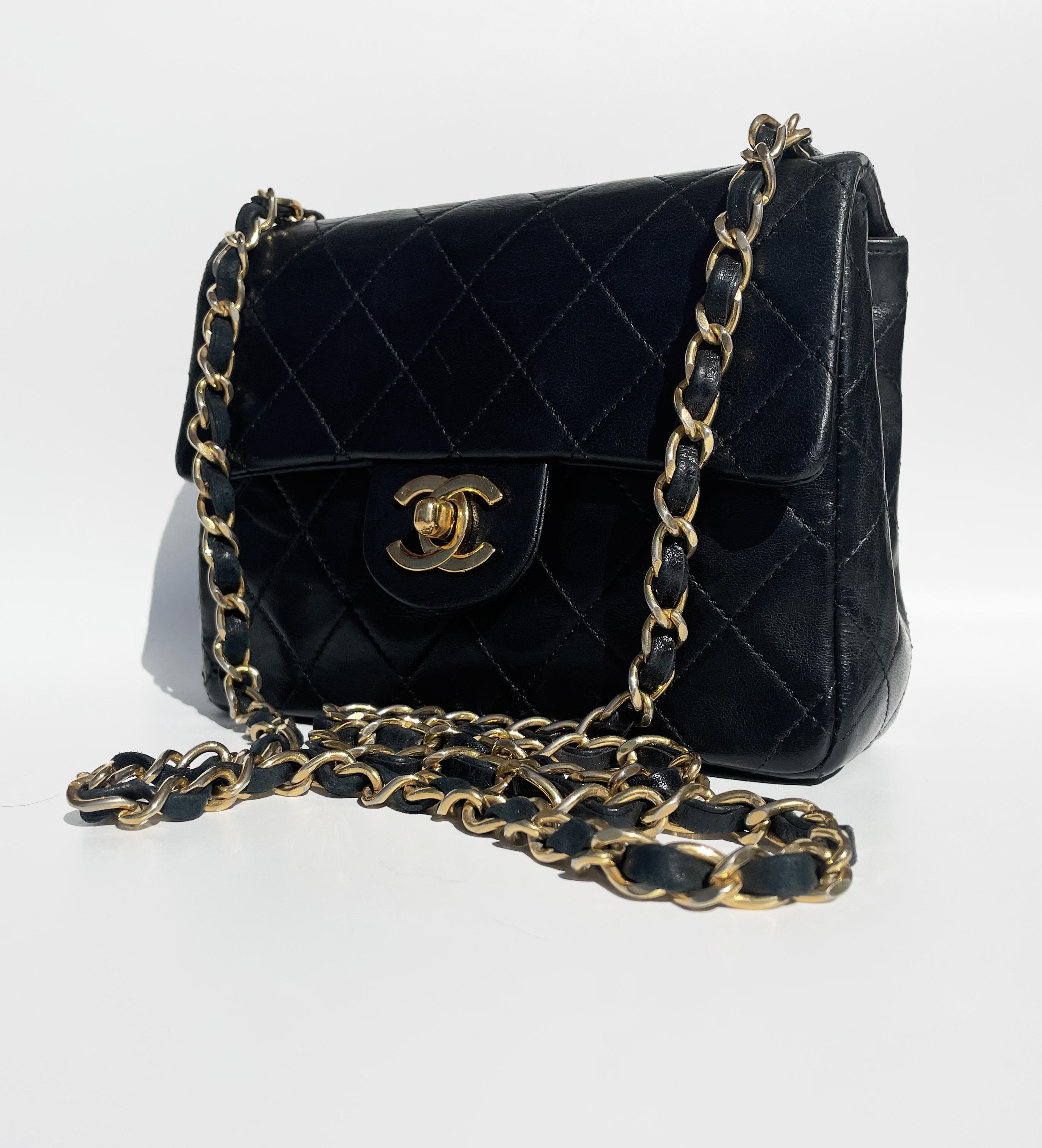 Classic Chanel Mini Timeless Handtasche aus schwarzem, gestepptem Leder im Angebot 1
