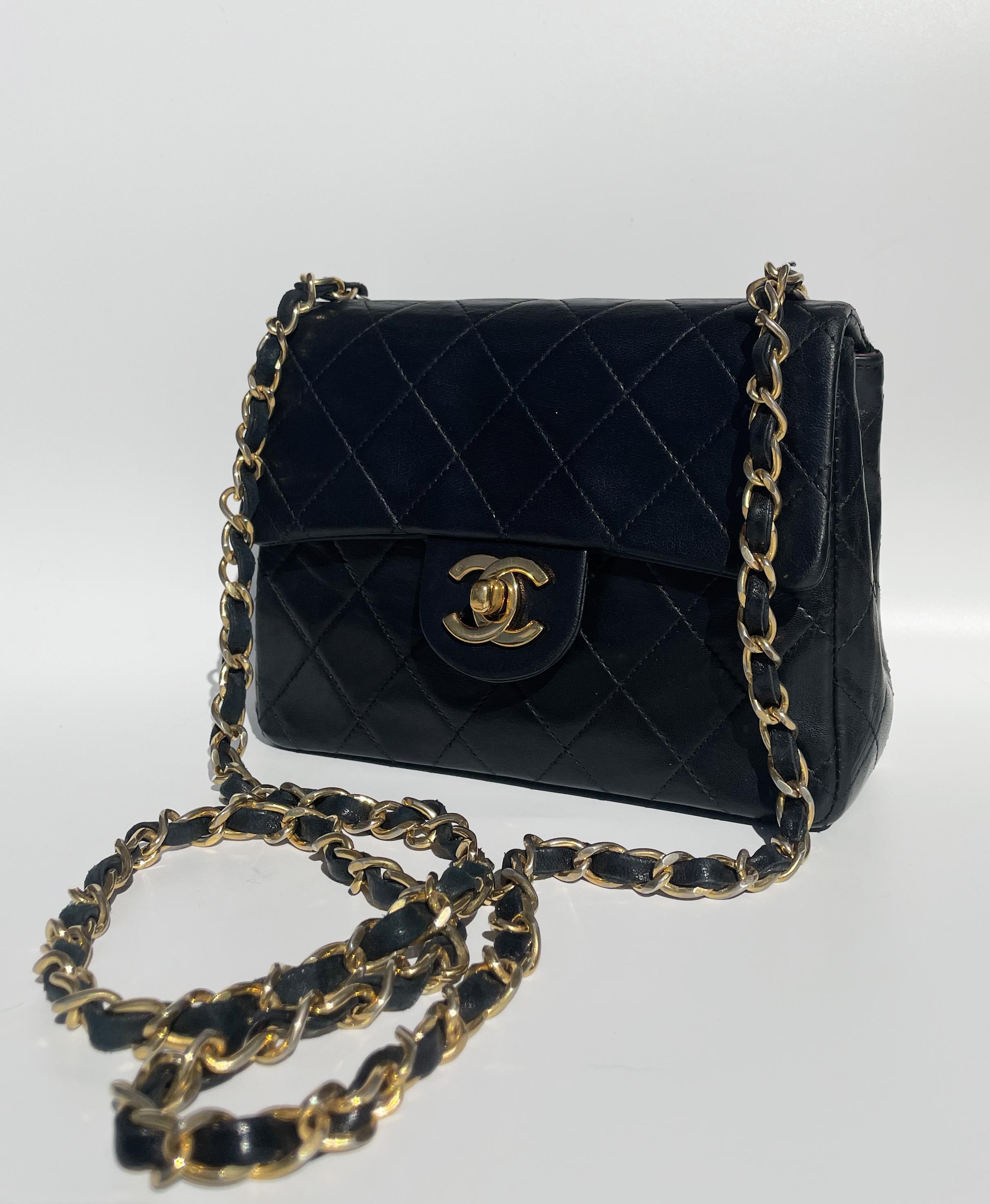 Classic Chanel Mini Timeless Handtasche aus schwarzem, gestepptem Leder im Angebot 2