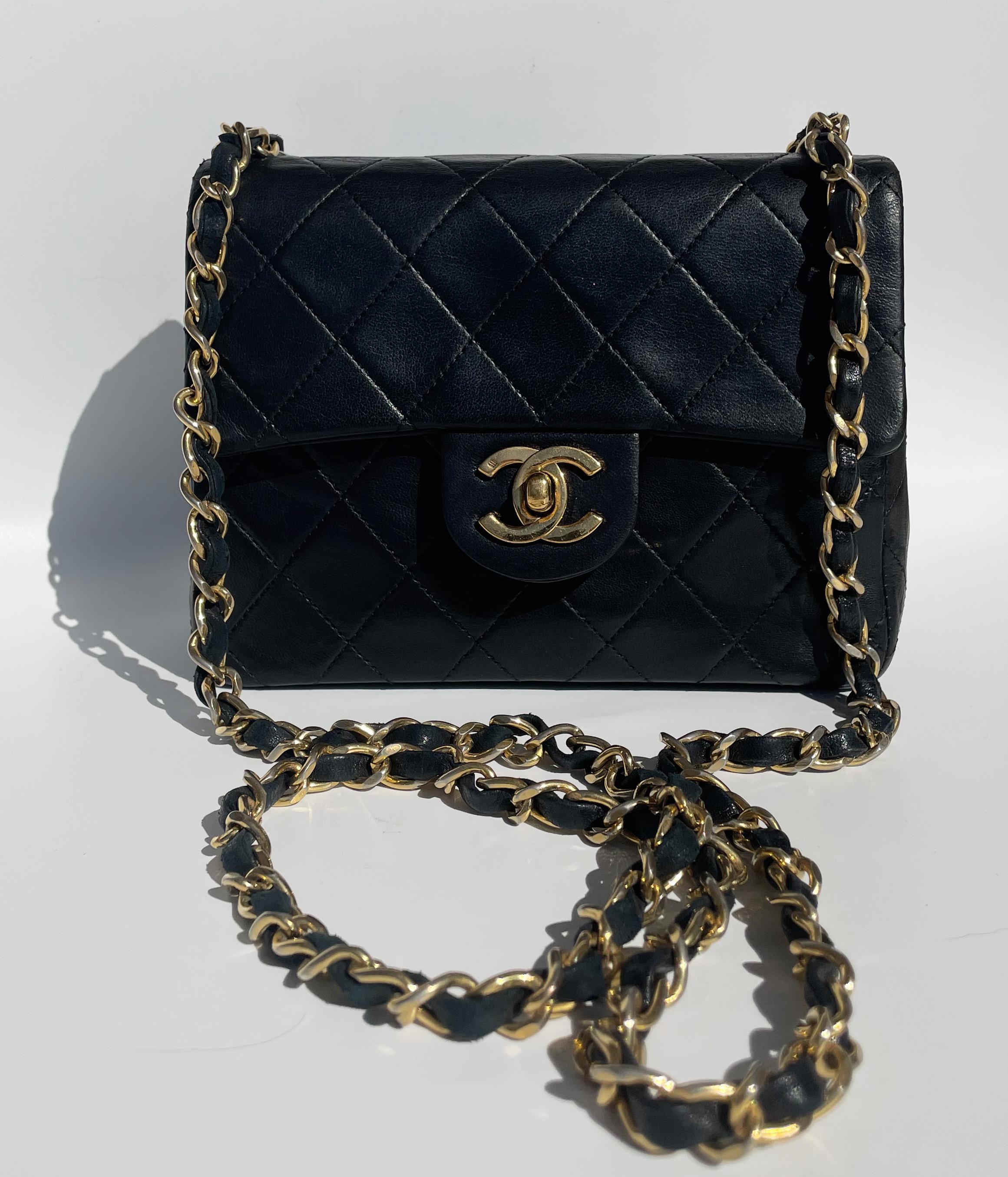 Classic Chanel Mini Timeless Handtasche aus schwarzem, gestepptem Leder im Angebot 3
