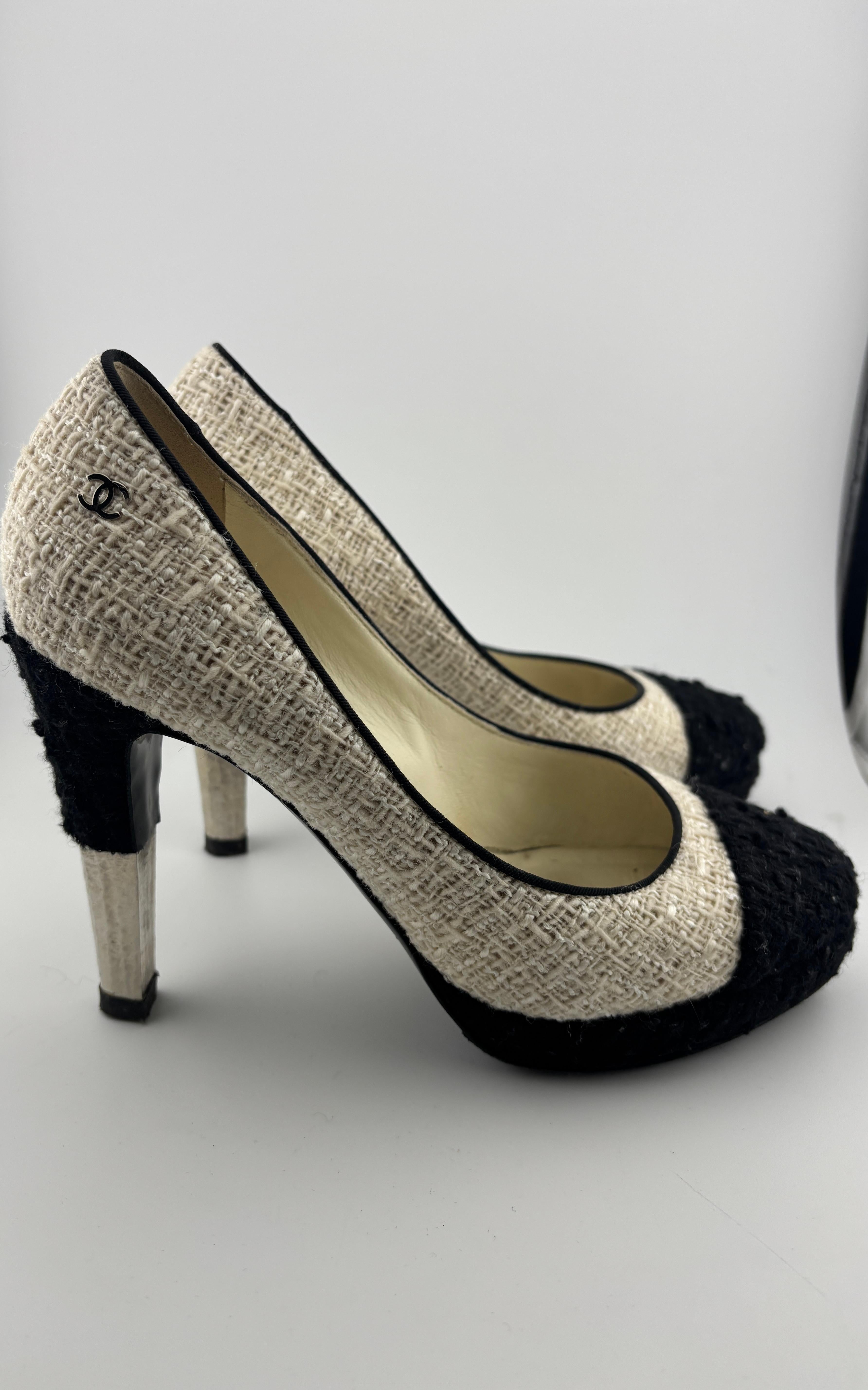 Chanel Tweed Pumps Cream & White. Beautiful classic Chanel look. Soles replaced on both shoes.
Size: 38 1/2
Brand: Chanel
Made In Italy
