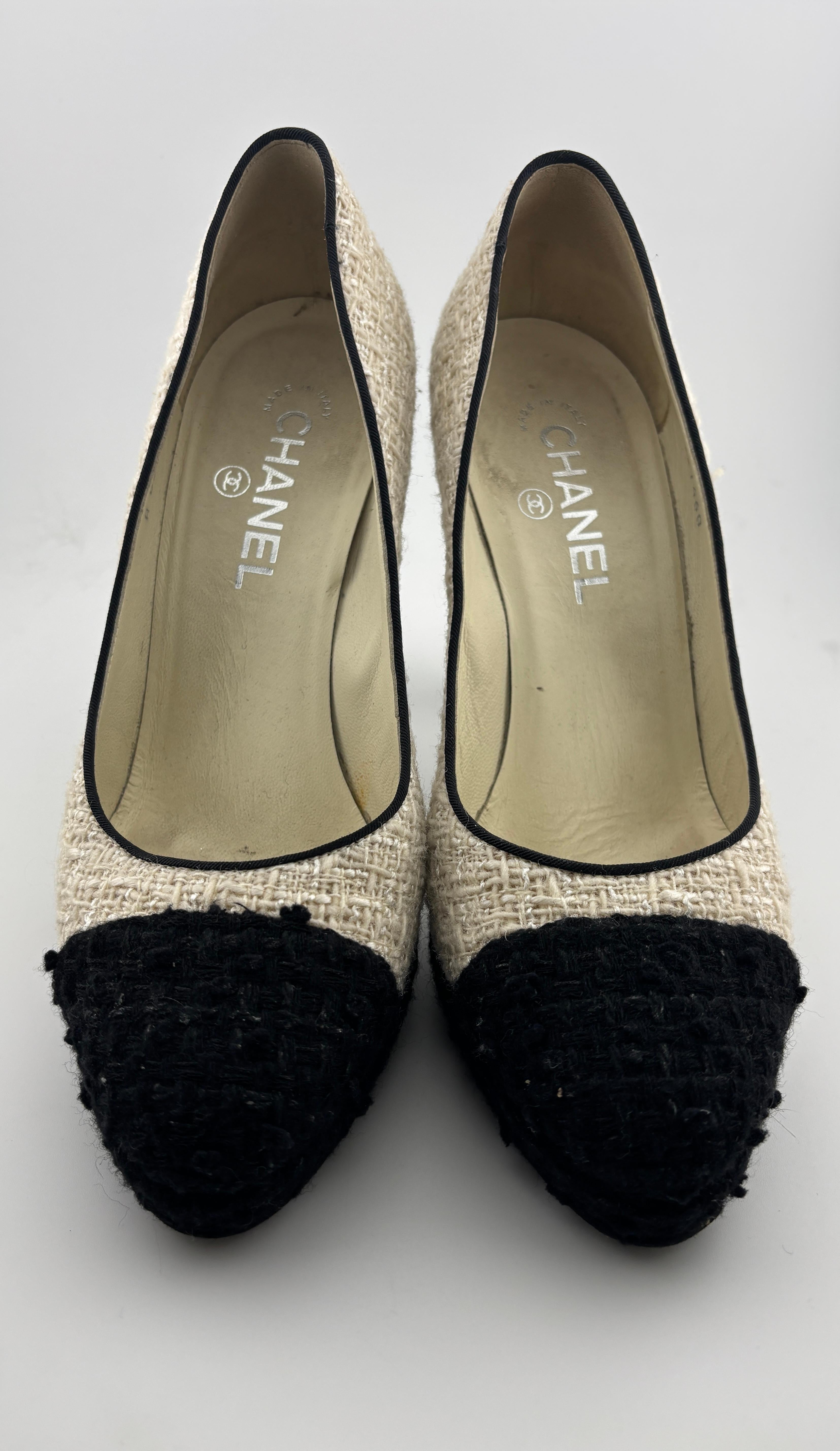 Gray Classic Chanel Tweed Pumps Size 38 1/2 For Sale