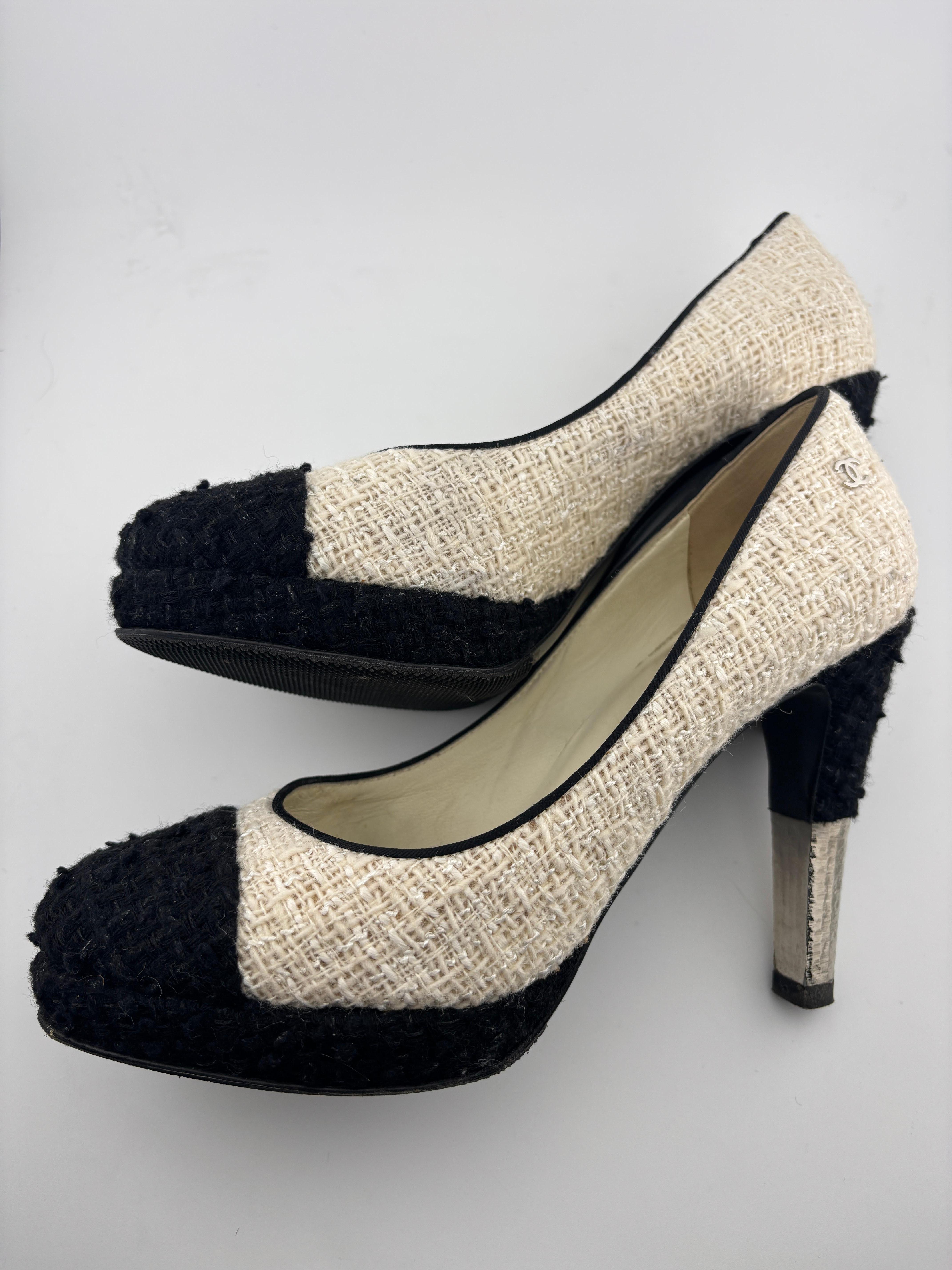 Classic Chanel Tweed Pumps Size 38 1/2 In Good Condition For Sale In Bernardsville, NJ
