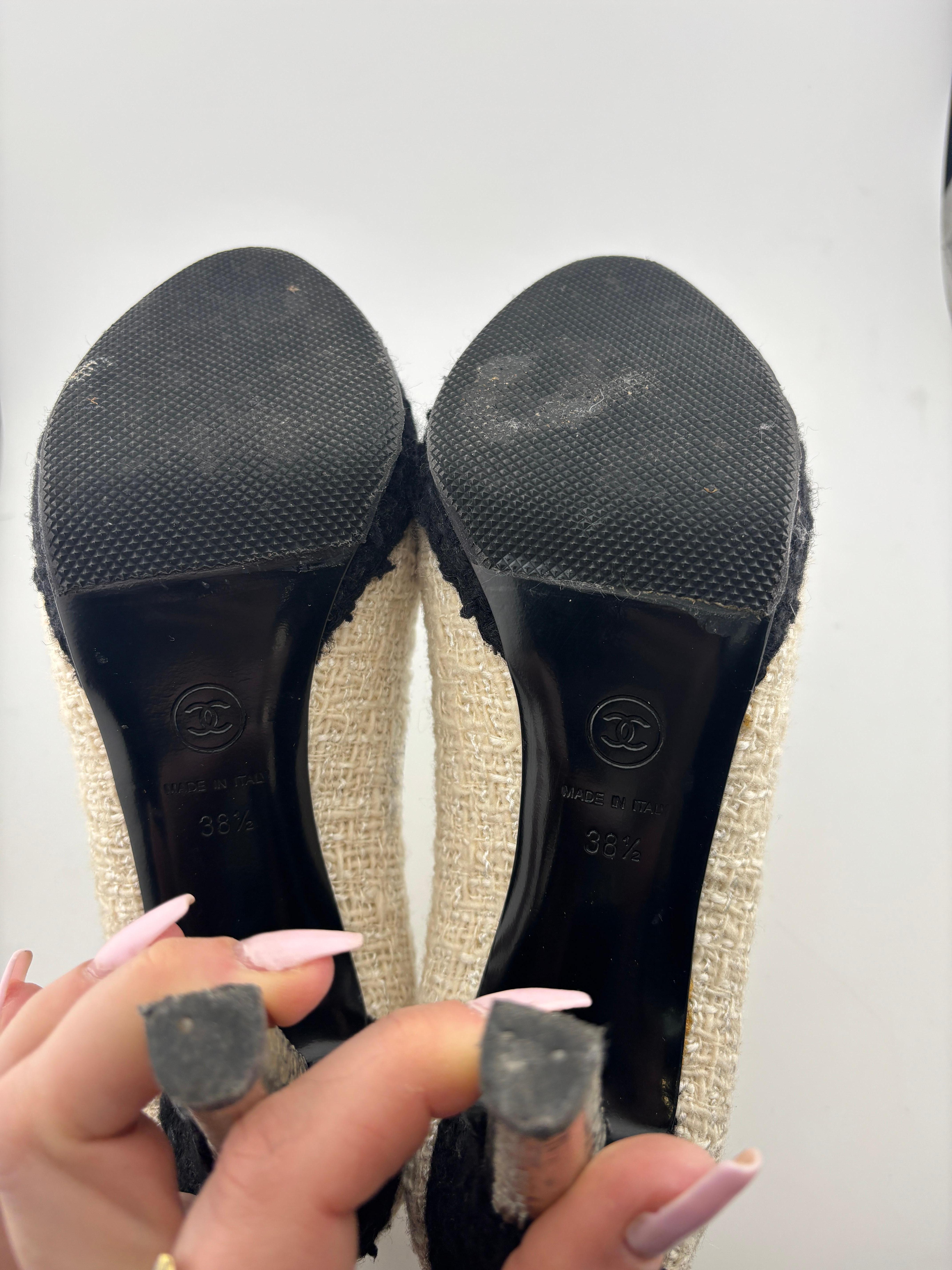 Women's Classic Chanel Tweed Pumps Size 38 1/2 For Sale