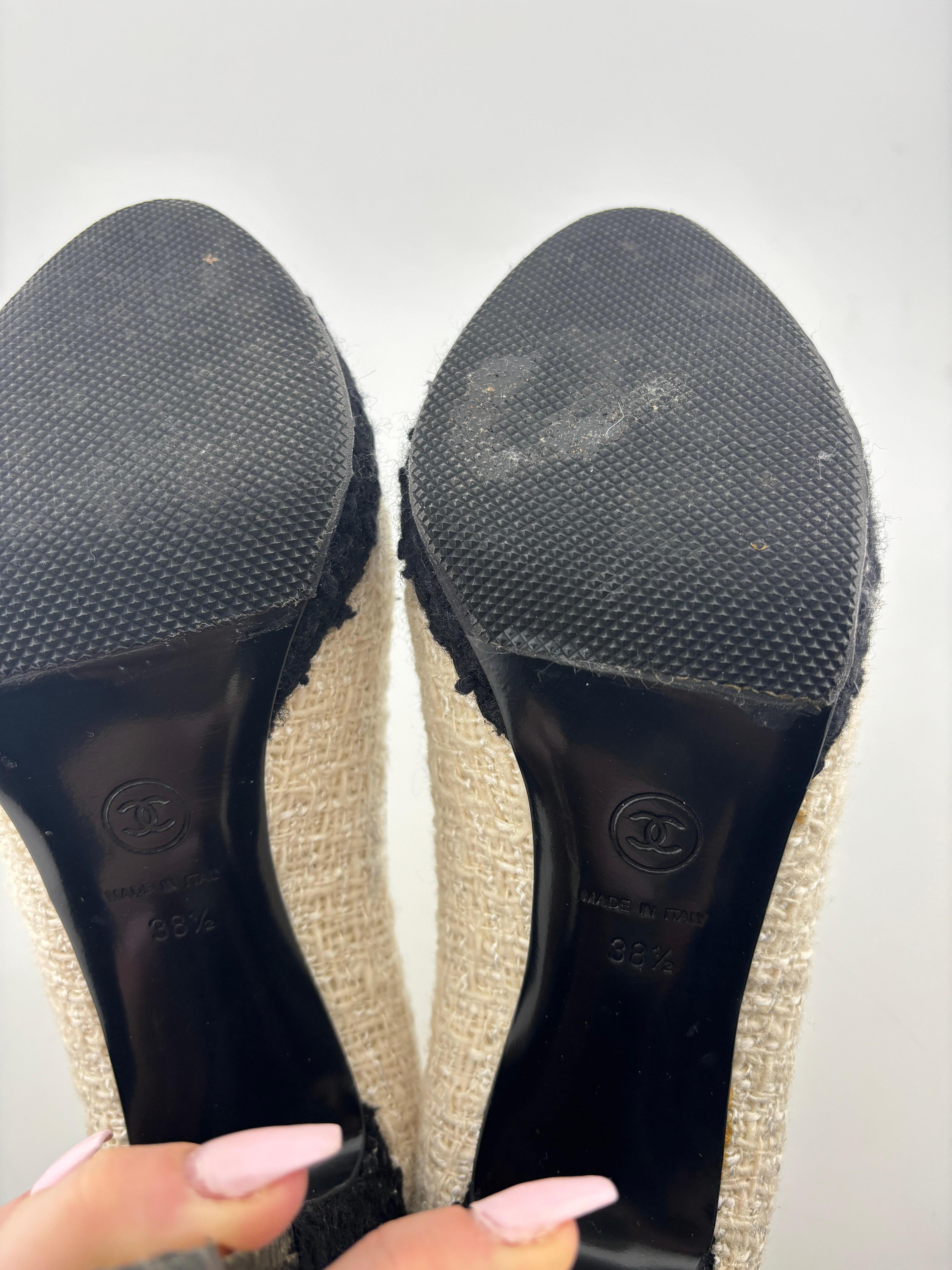 Classic Chanel Tweed Pumps Size 38 1/2 For Sale 1