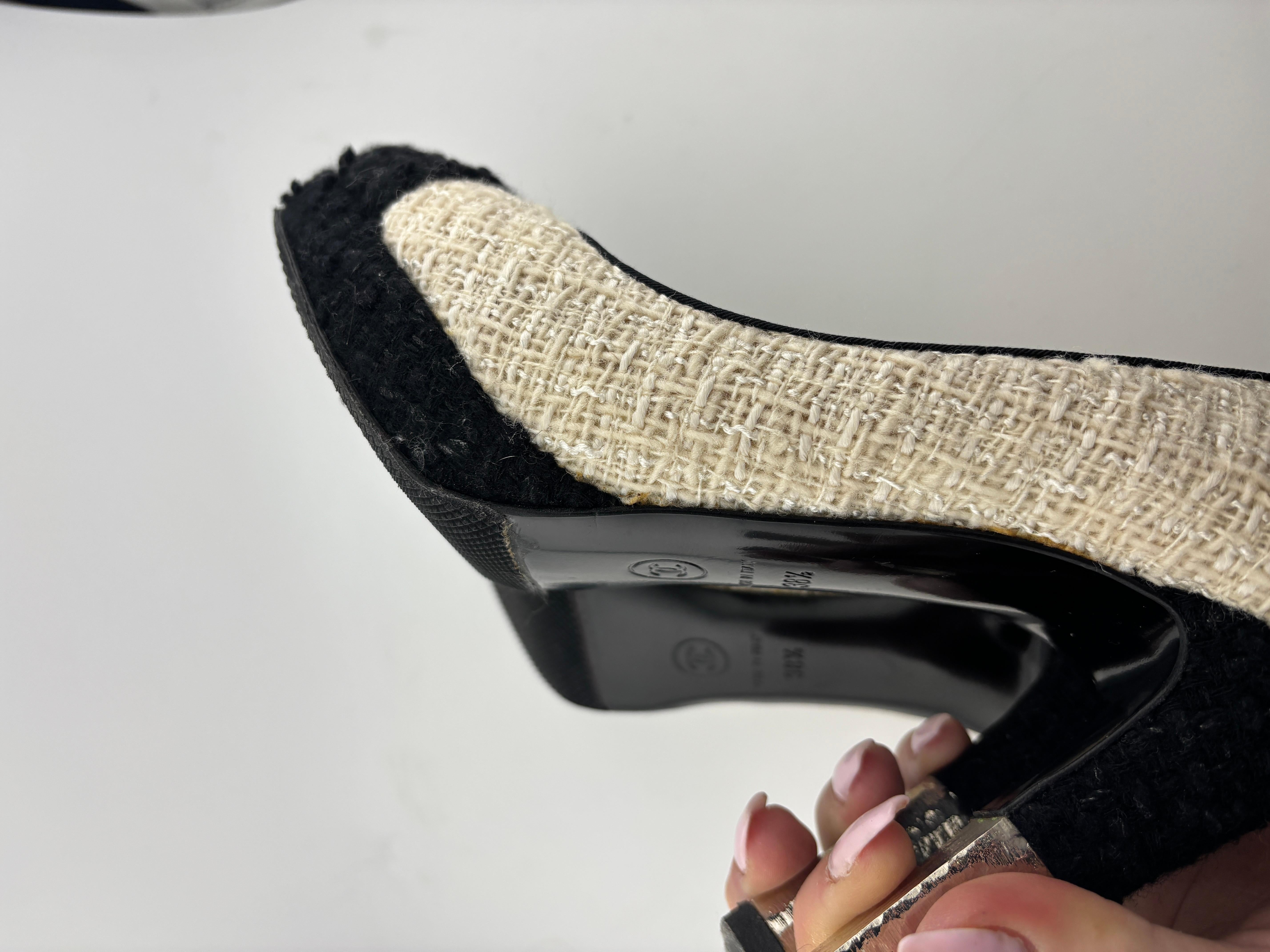 Classic Chanel Tweed Pumps Size 38 1/2 For Sale 2
