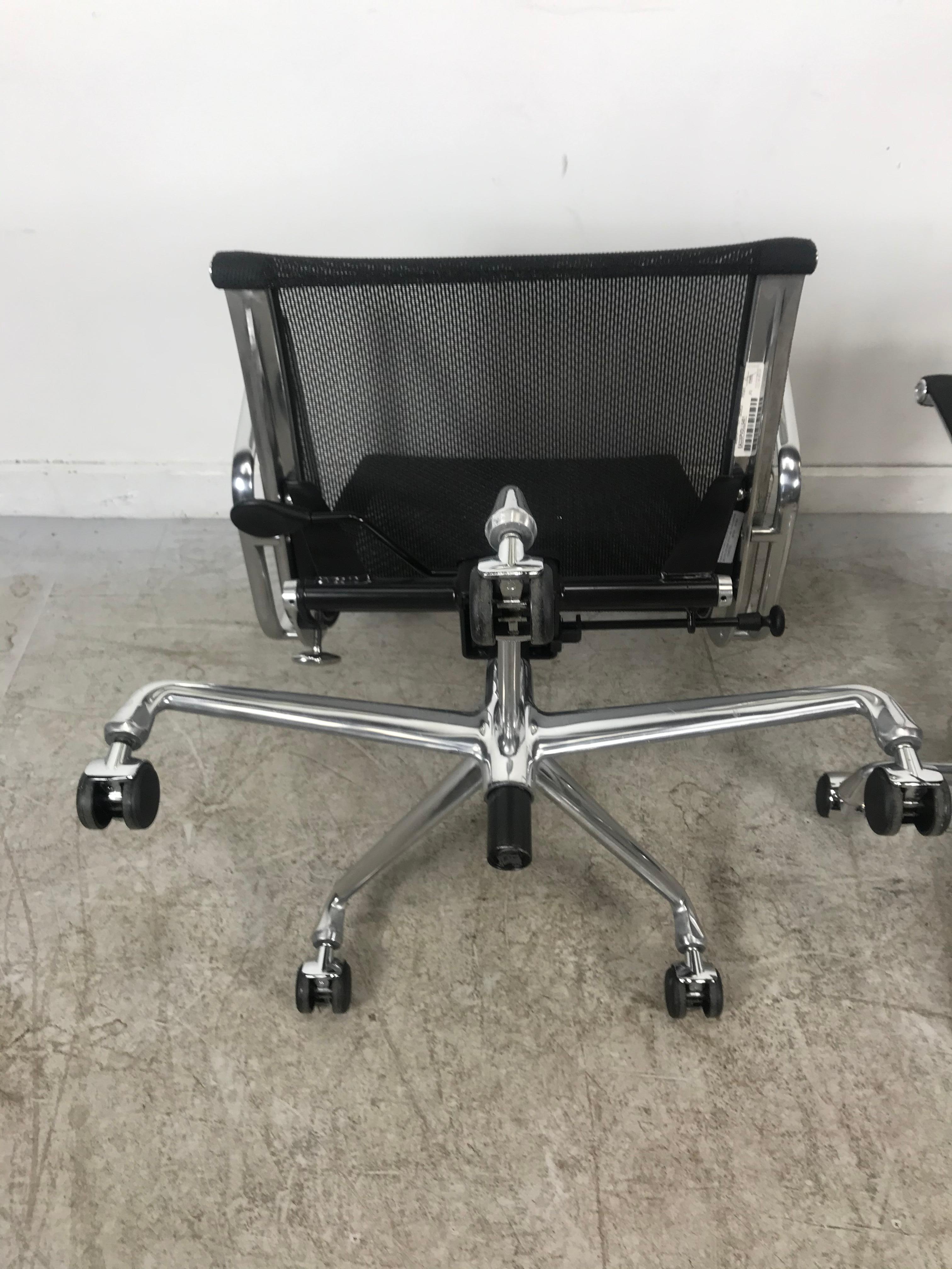 Classic Charles and Ray Eames Aluminum Group mesh task chair, conference room, manufactured by Herman Miller, Classic Modernist Design. Chair features hydraulic height adjustment, tilt, swivel. Five star base with casters. Original Charles Eames
