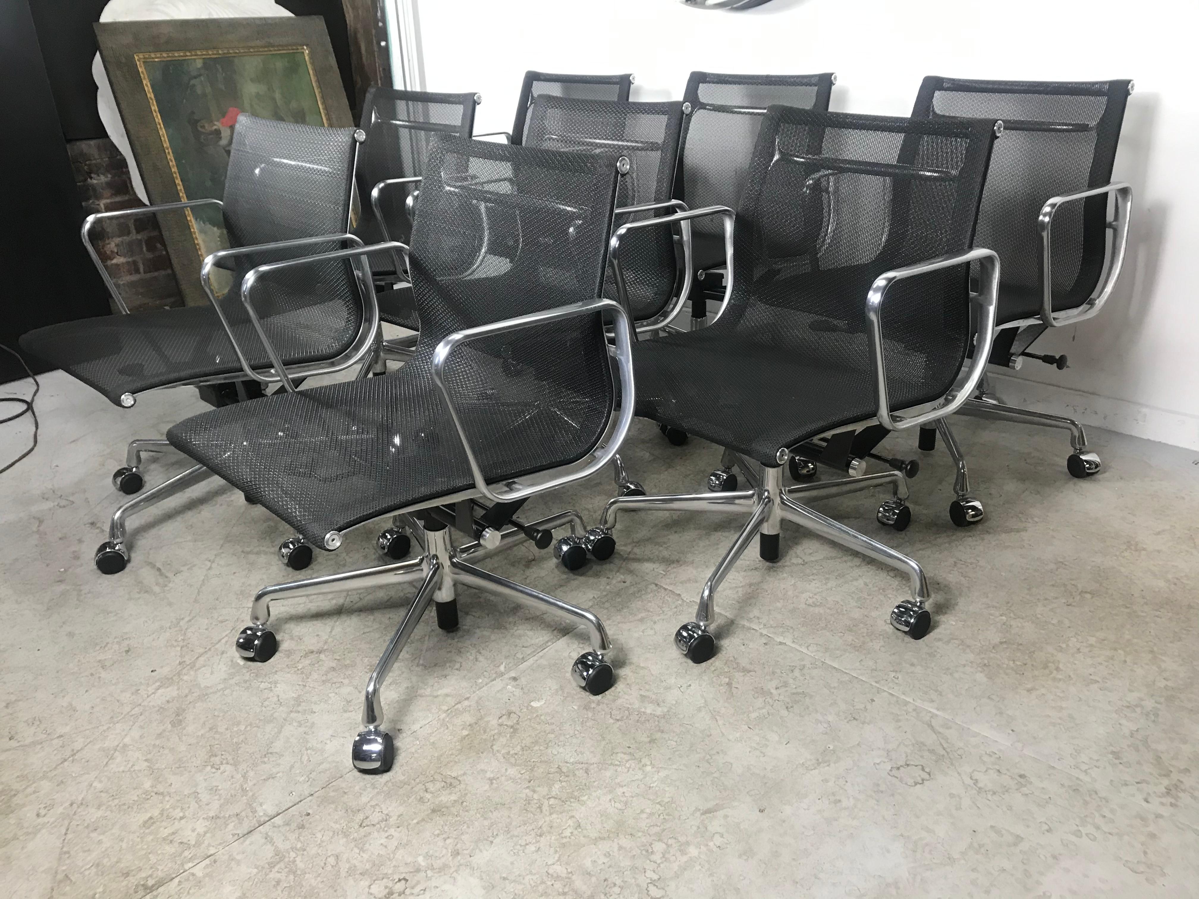 Classic Charles Eames Aluminum Group Mesh Task Chair, Herman Miller In Excellent Condition In Buffalo, NY