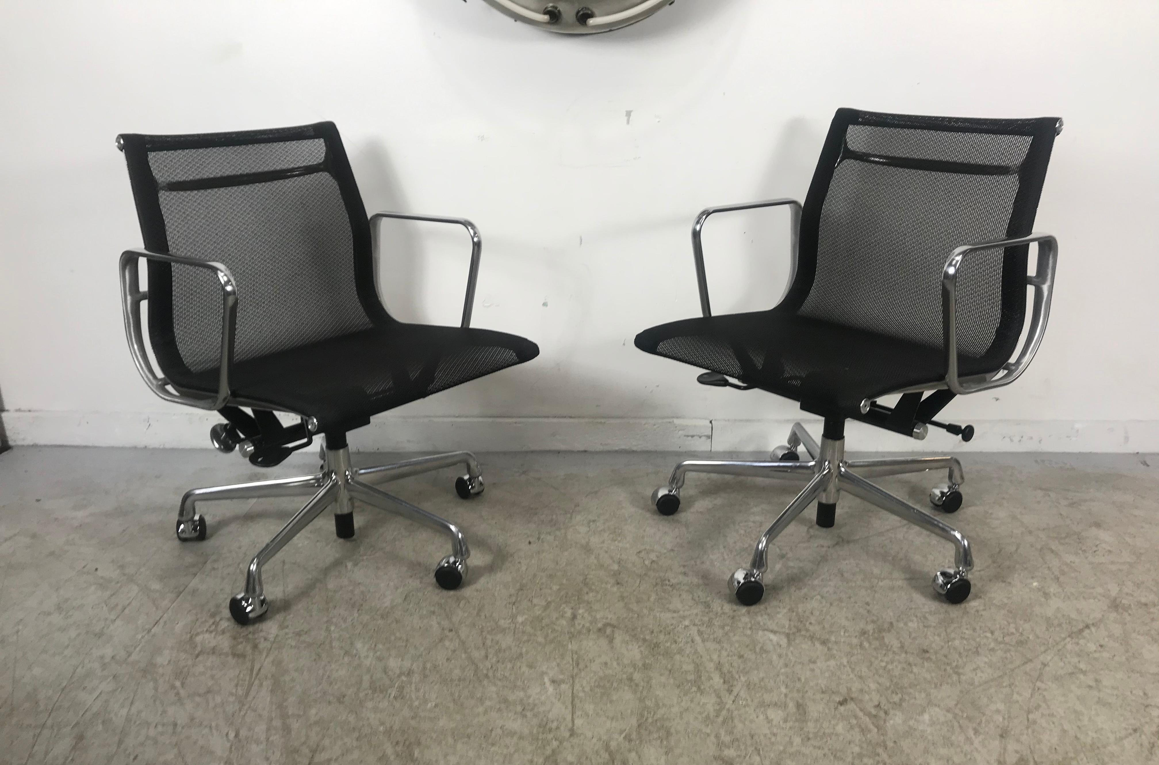 Contemporary Classic Charles Eames Aluminum Group Mesh Task Chair, Herman Miller