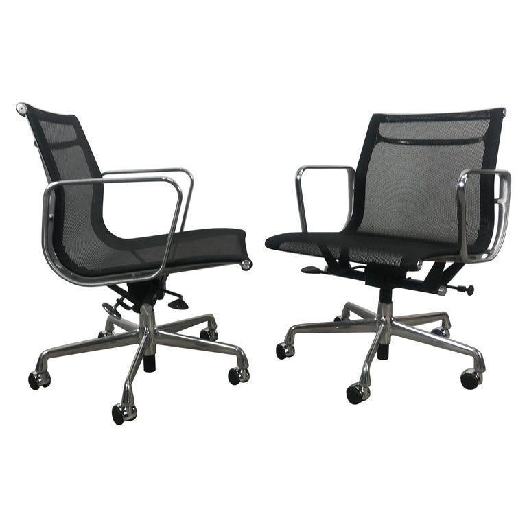 Classic Charles Eames Aluminum Group Mesh Task Chair, Herman Miller at  1stDibs