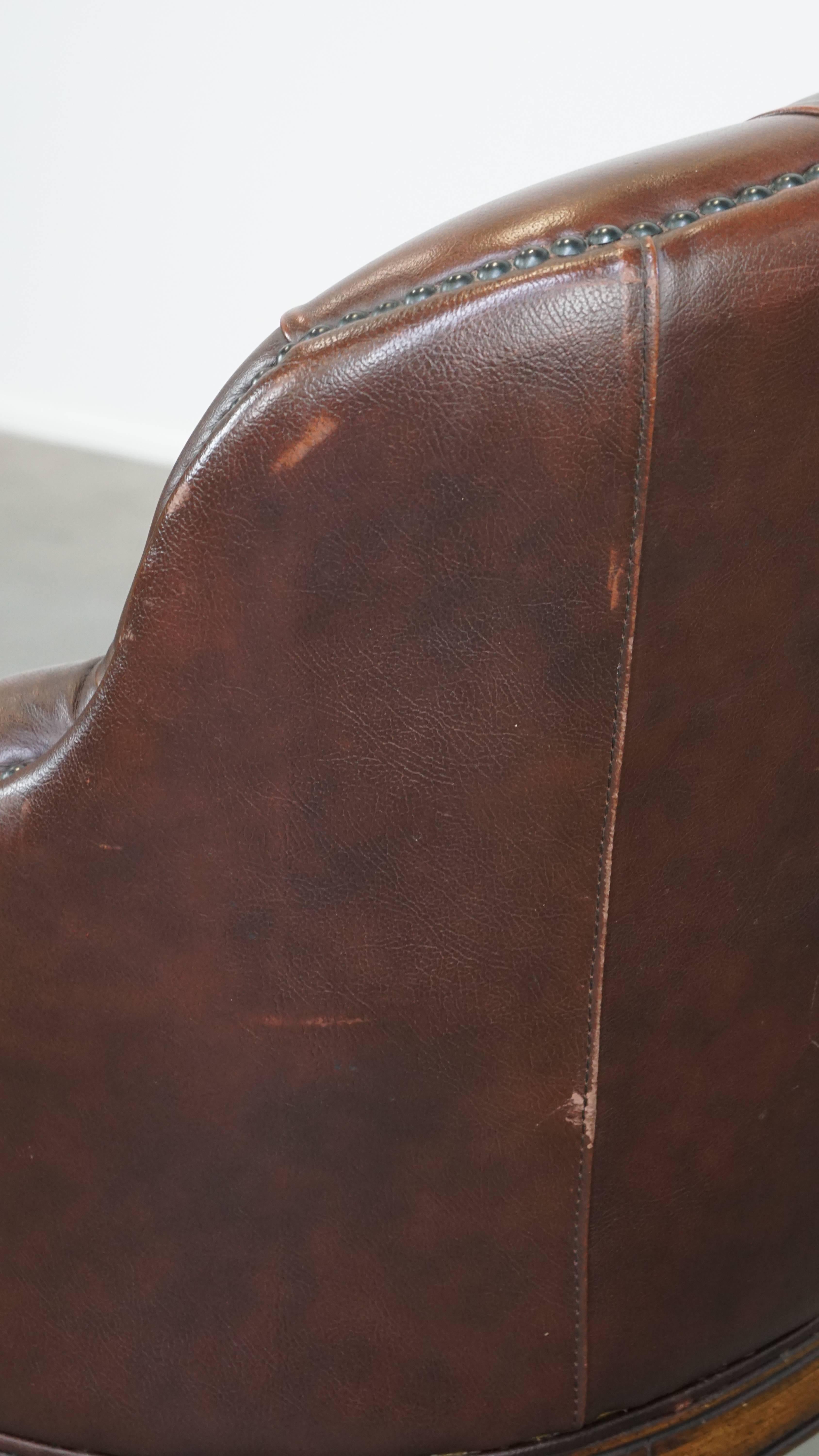 Poltrona chesterfield inglese in pelle di mucca, classica e affascinante, adeguatamente rifinita in vendita 2