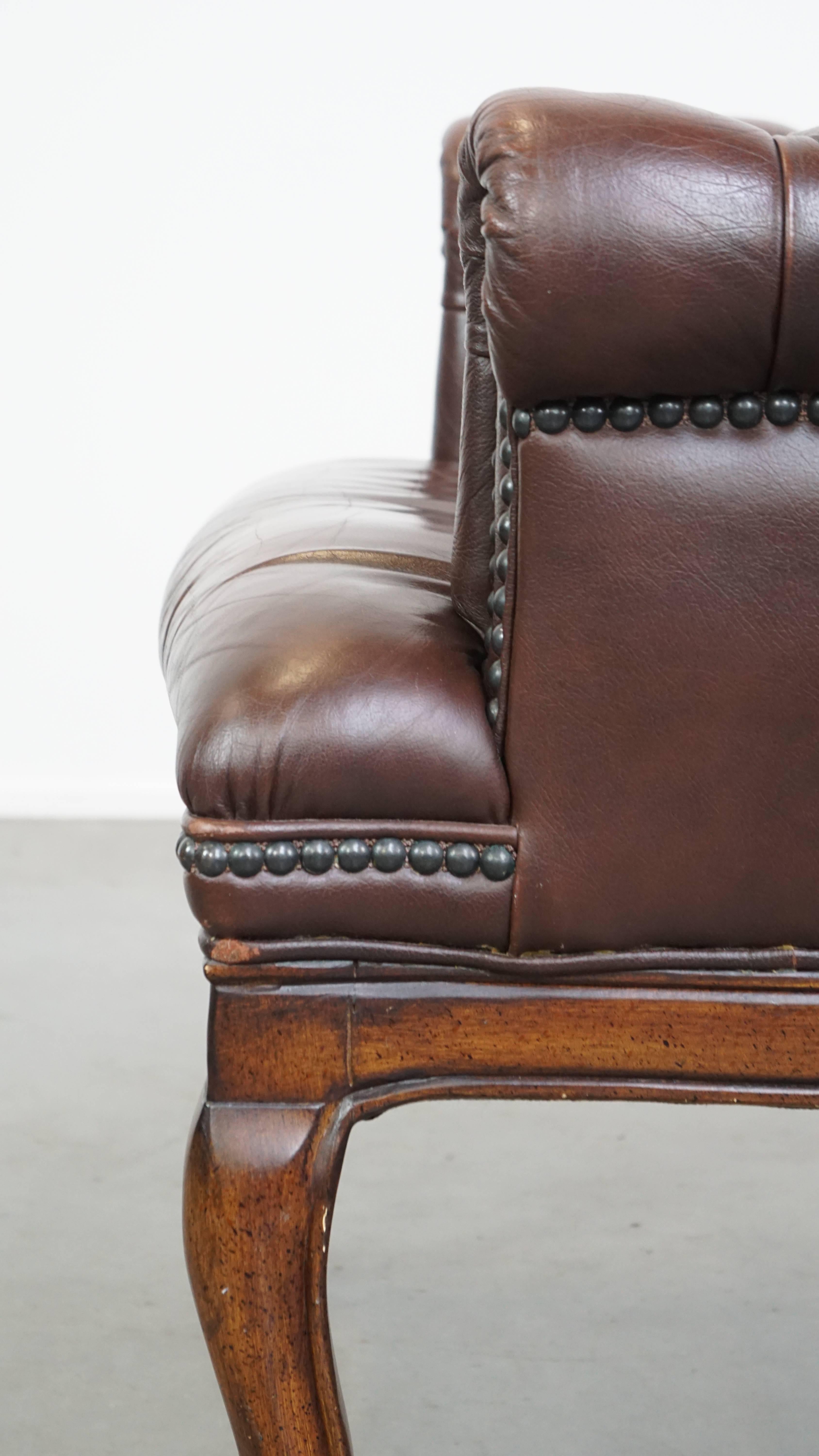 Poltrona chesterfield inglese in pelle di mucca, classica e affascinante, adeguatamente rifinita in vendita 4