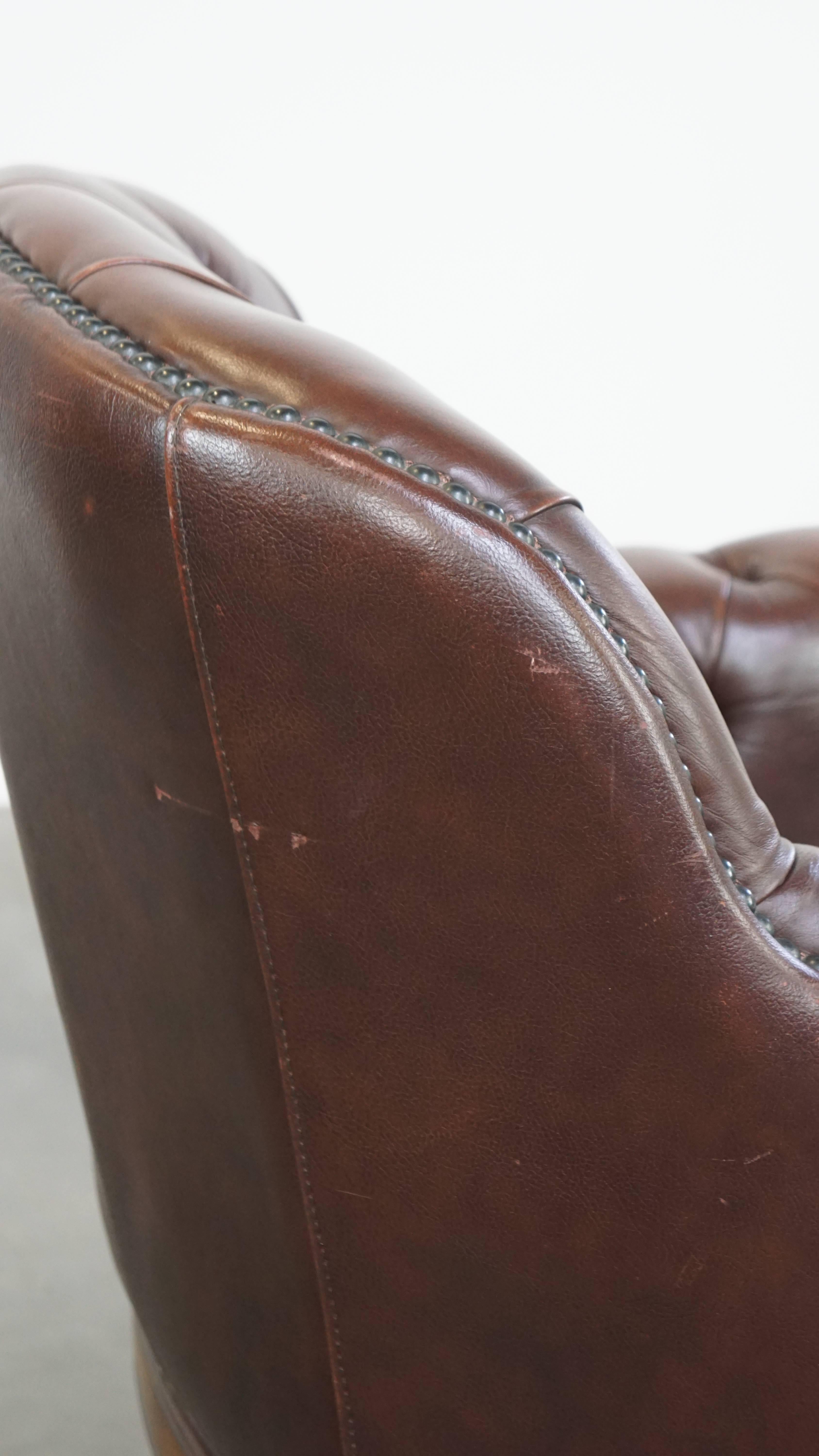 Poltrona chesterfield inglese in pelle di mucca, classica e affascinante, adeguatamente rifinita in vendita 5