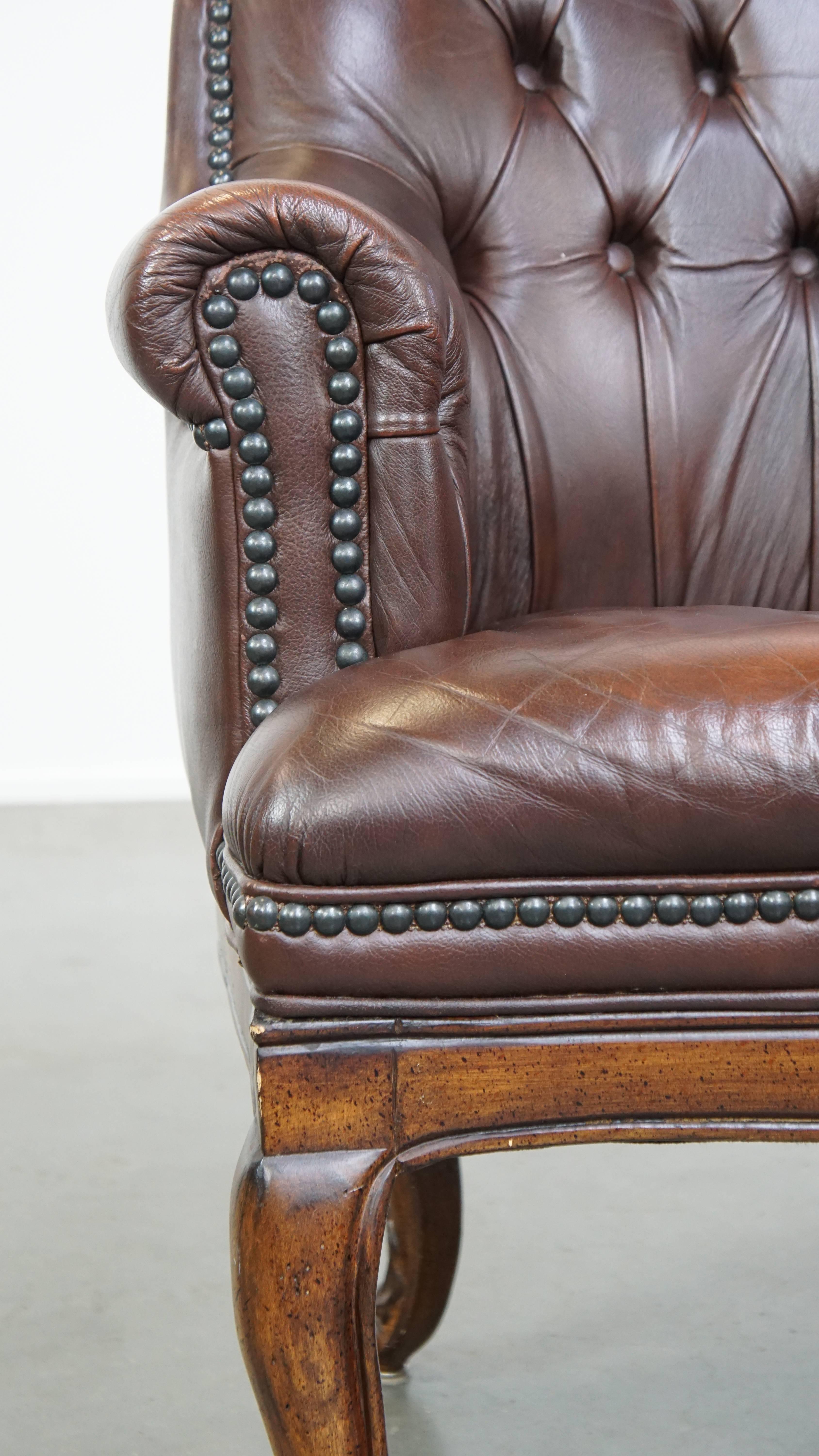 Poltrona chesterfield inglese in pelle di mucca, classica e affascinante, adeguatamente rifinita in vendita 6