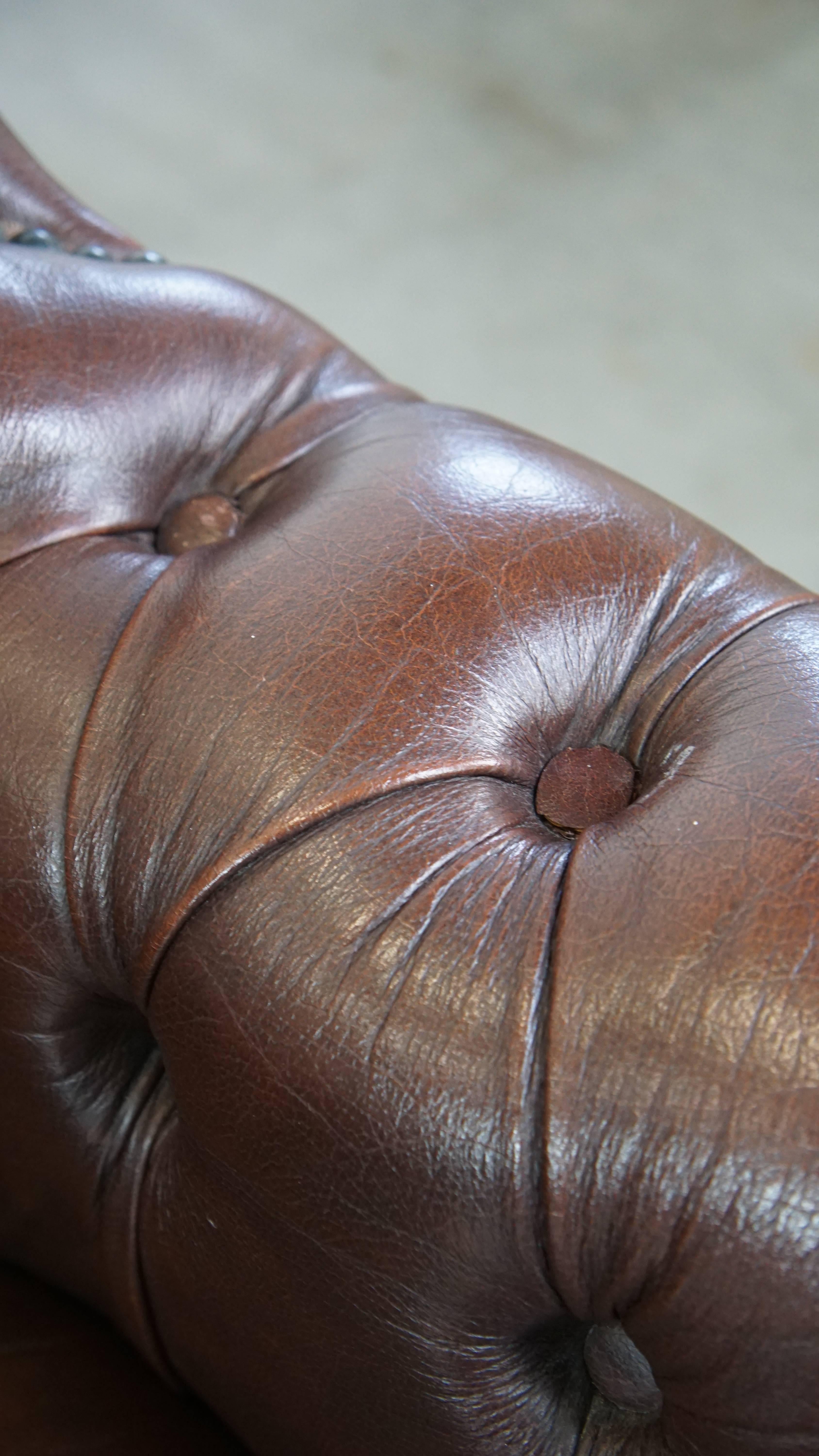 Poltrona chesterfield inglese in pelle di mucca, classica e affascinante, adeguatamente rifinita in vendita 7