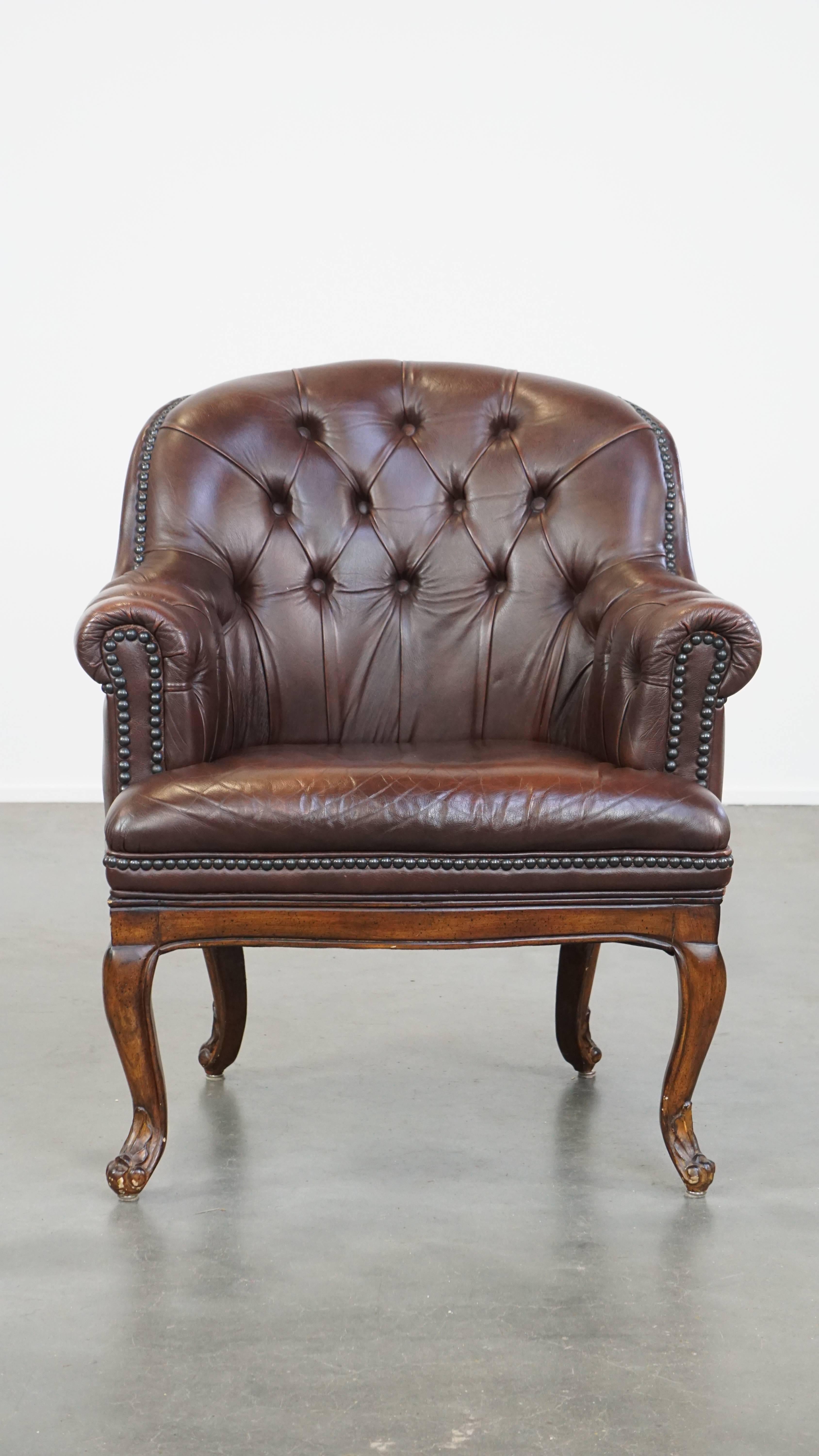 Questa poltrona in pelle scura emana un fascino e un'eleganza classici inglesi senza tempo. Con le sue forme e gambe aggraziate, questa poltrona è un'aggiunta fantastica per gli amanti dei mobili Chesterfield inglesi. È dotato di un sedile fisso e