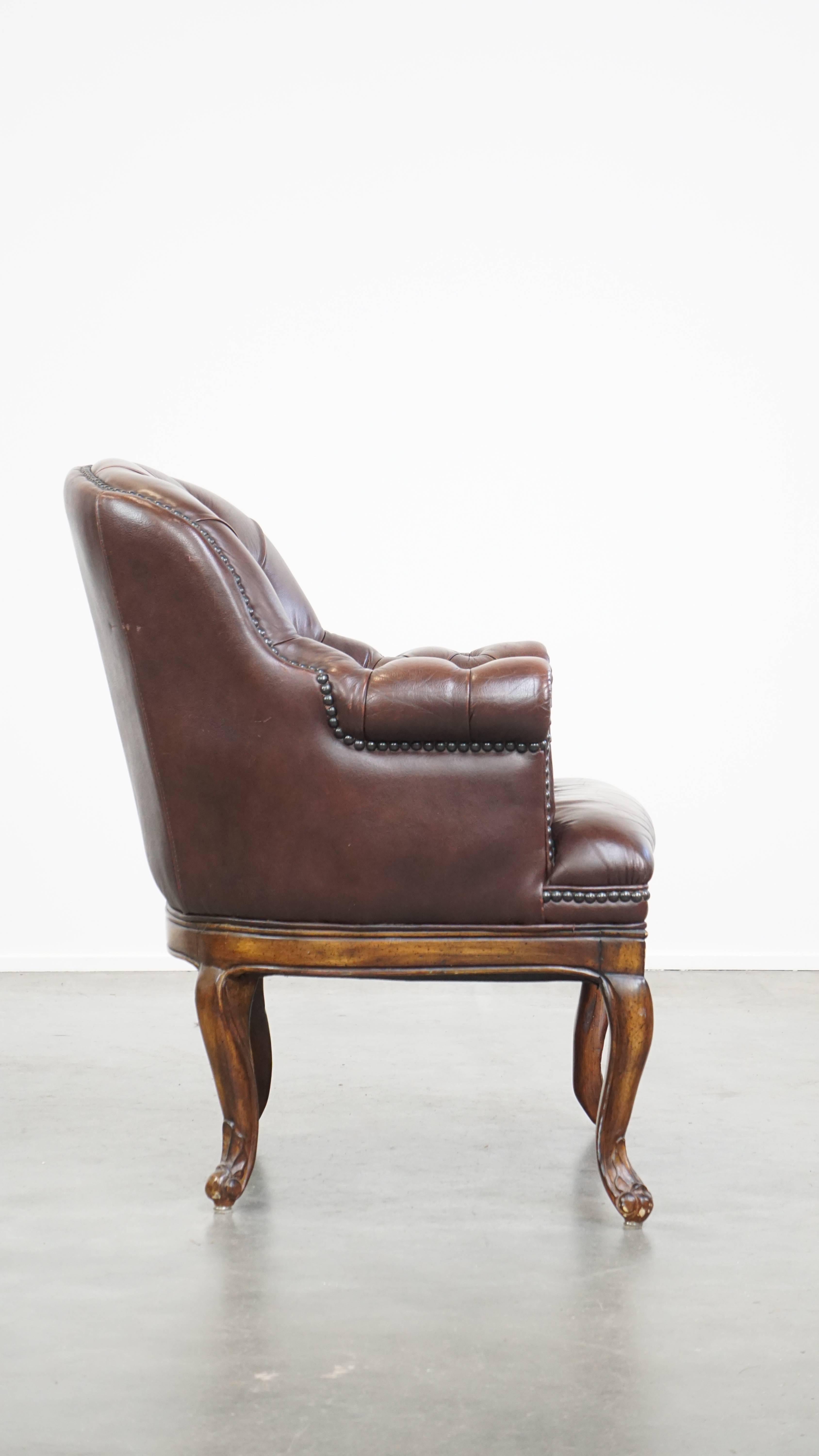 Chesterfield Poltrona chesterfield inglese in pelle di mucca, classica e affascinante, adeguatamente rifinita in vendita