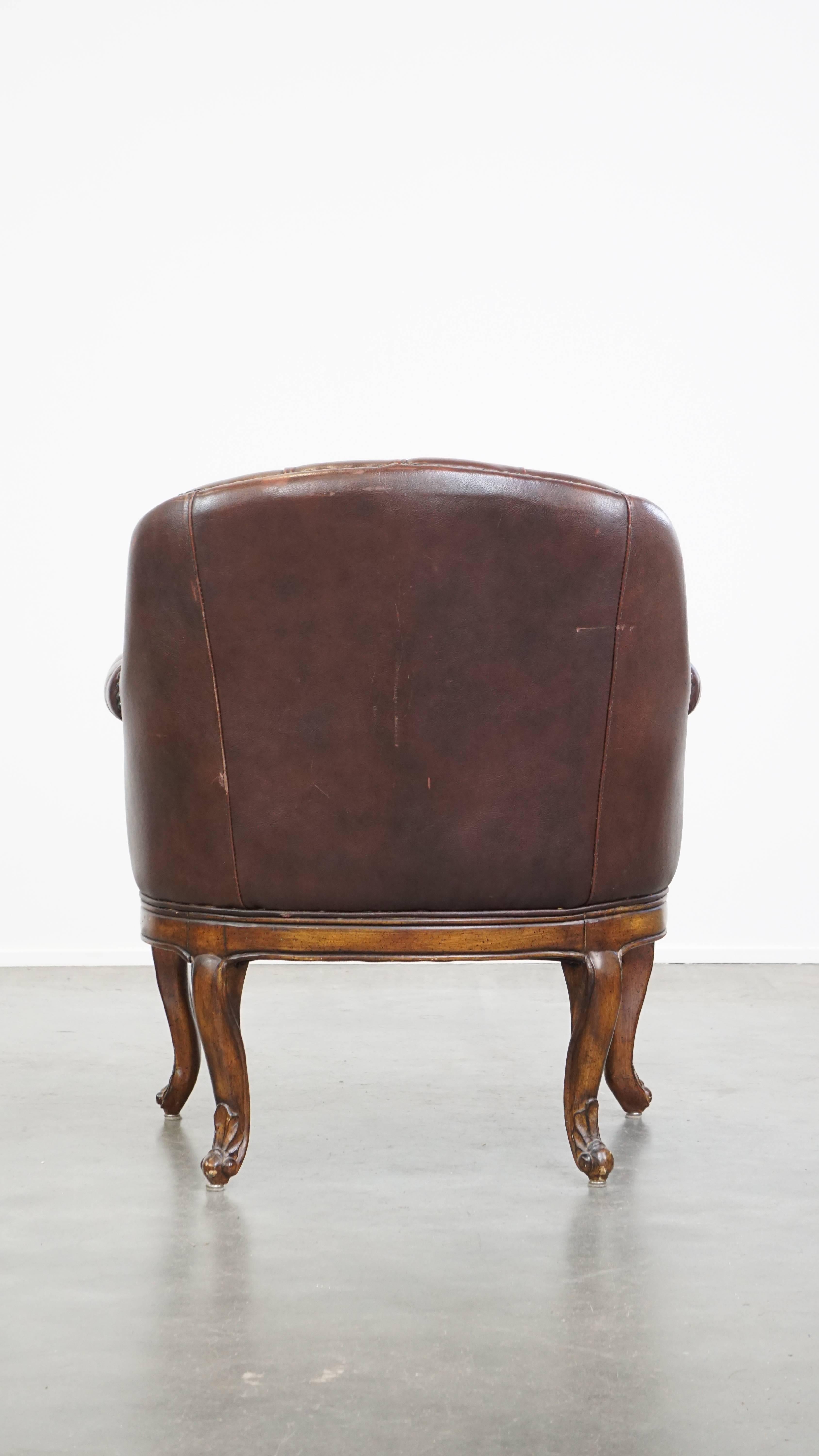 Inglese Poltrona chesterfield inglese in pelle di mucca, classica e affascinante, adeguatamente rifinita in vendita