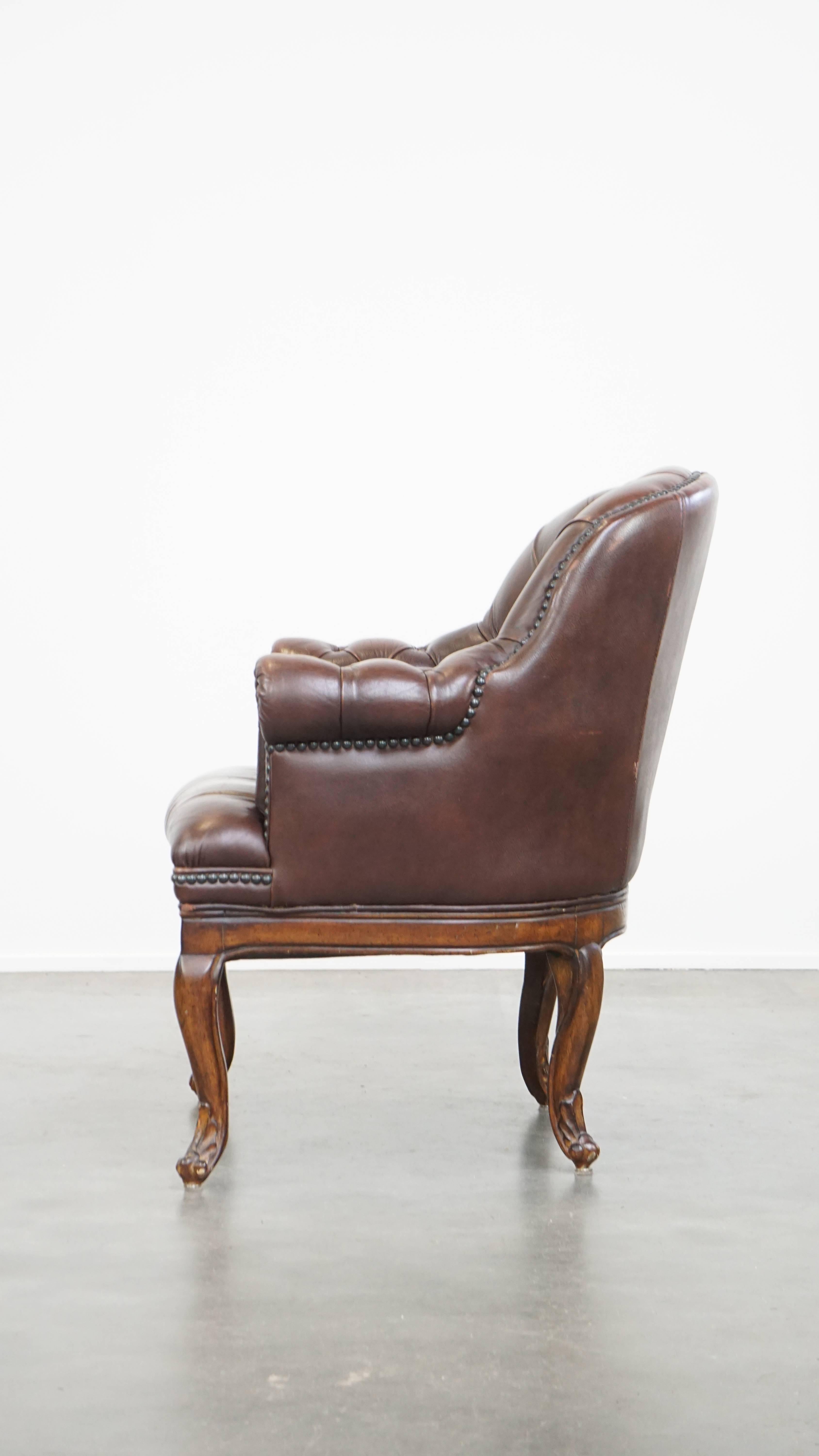 Fatto a mano Poltrona chesterfield inglese in pelle di mucca, classica e affascinante, adeguatamente rifinita in vendita