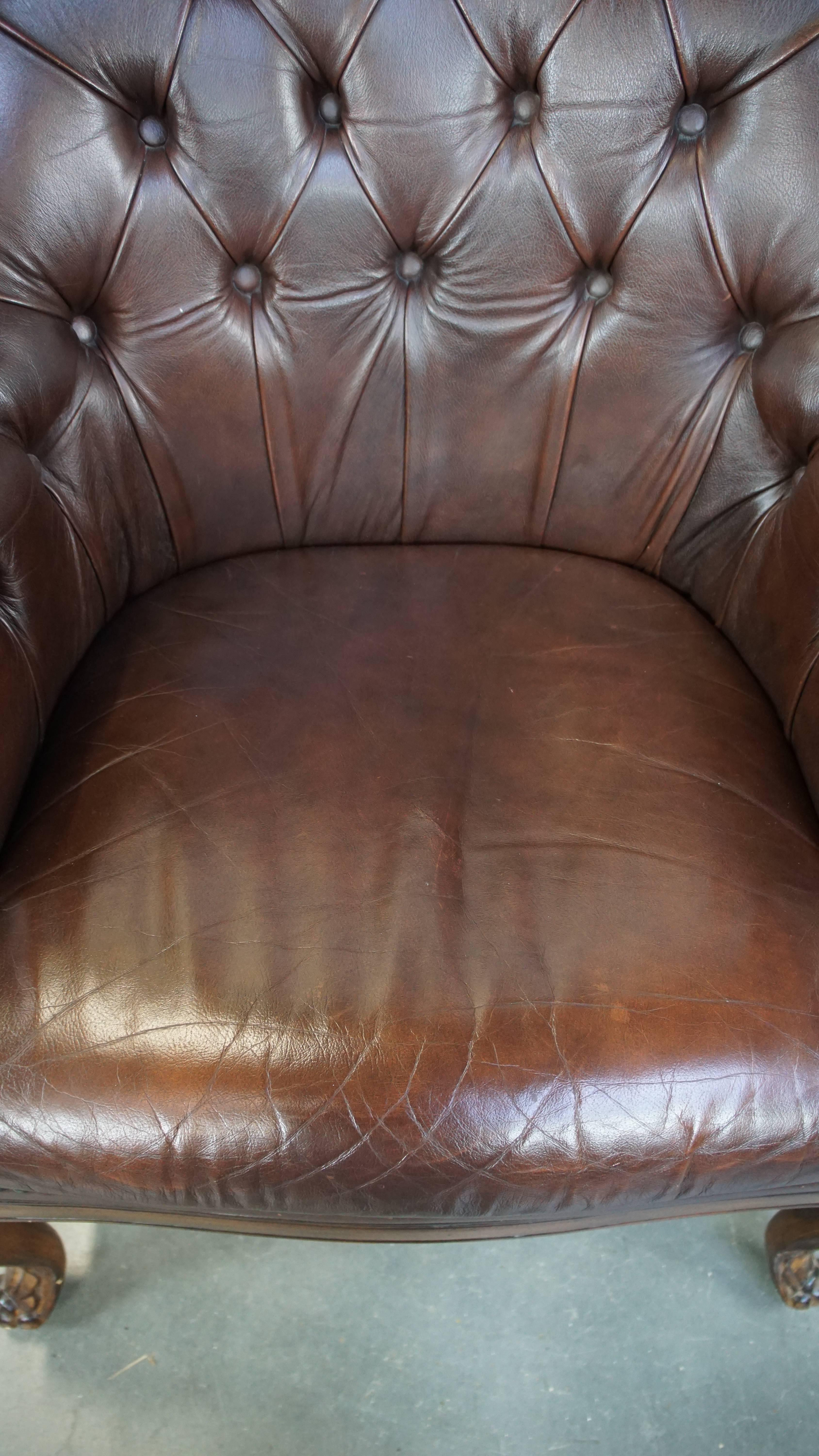 Poltrona chesterfield inglese in pelle di mucca, classica e affascinante, adeguatamente rifinita In condizioni buone in vendita a Harderwijk, NL