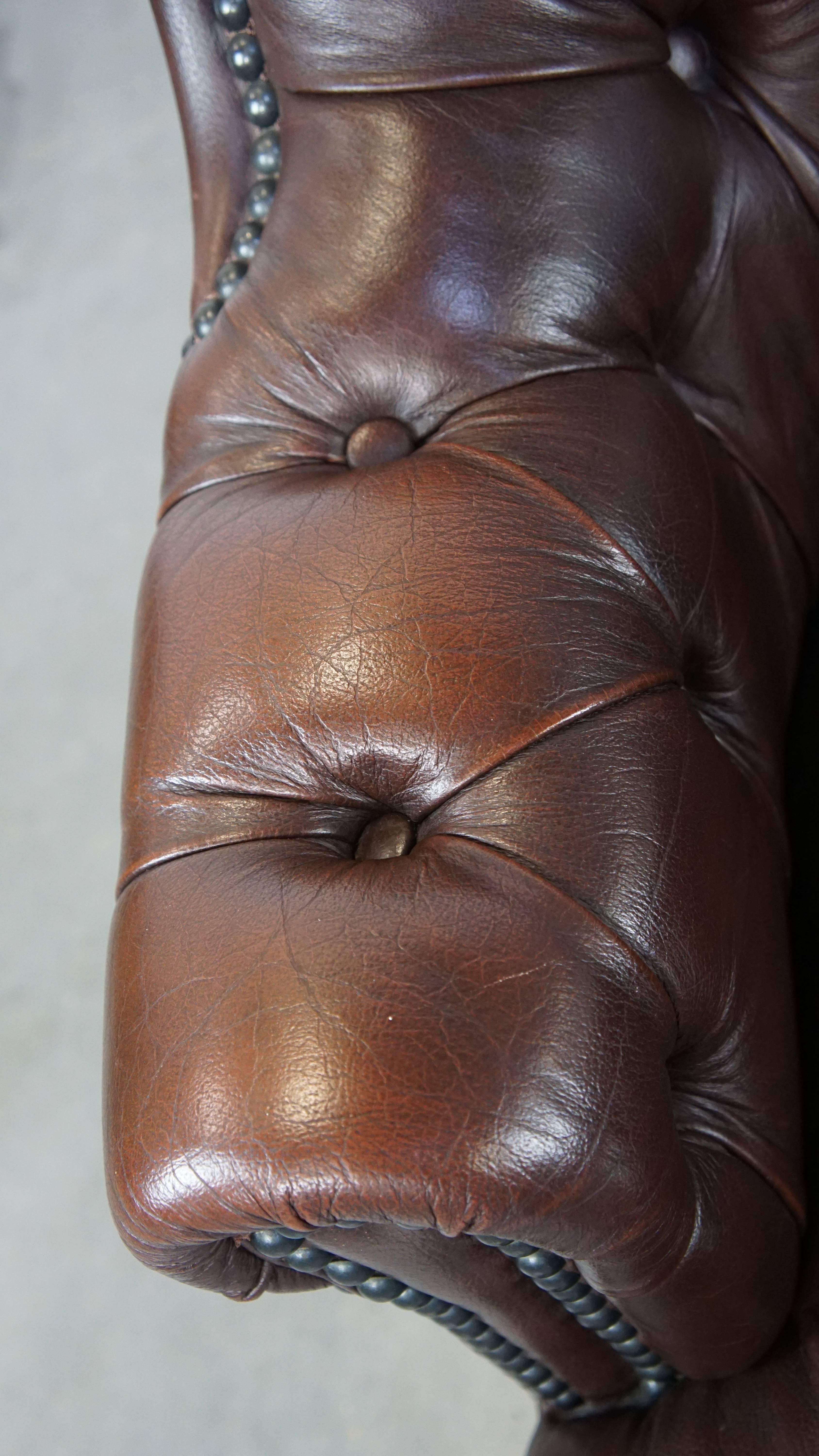 XX secolo Poltrona chesterfield inglese in pelle di mucca, classica e affascinante, adeguatamente rifinita in vendita