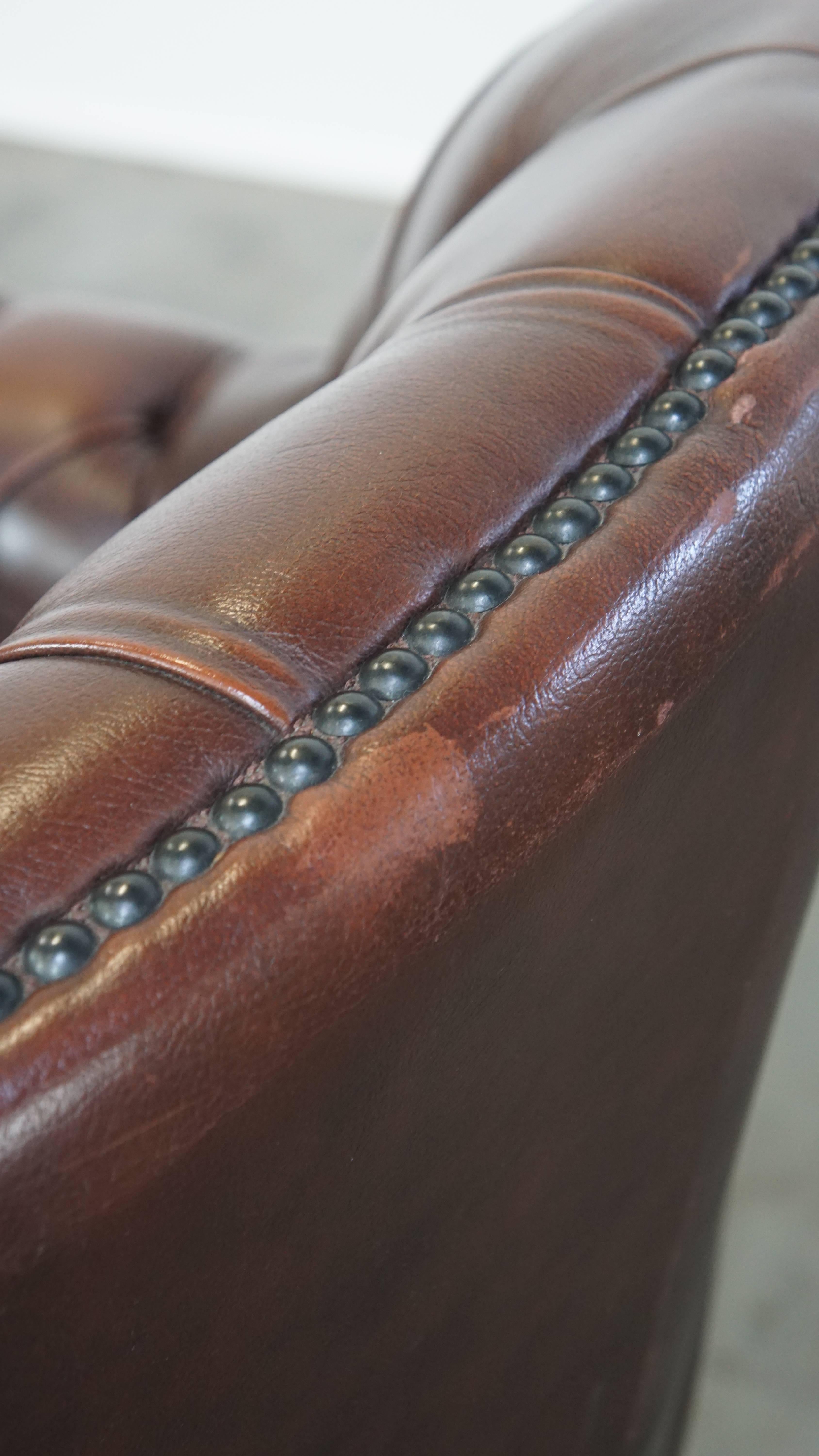 Poltrona chesterfield inglese in pelle di mucca, classica e affascinante, adeguatamente rifinita in vendita 1