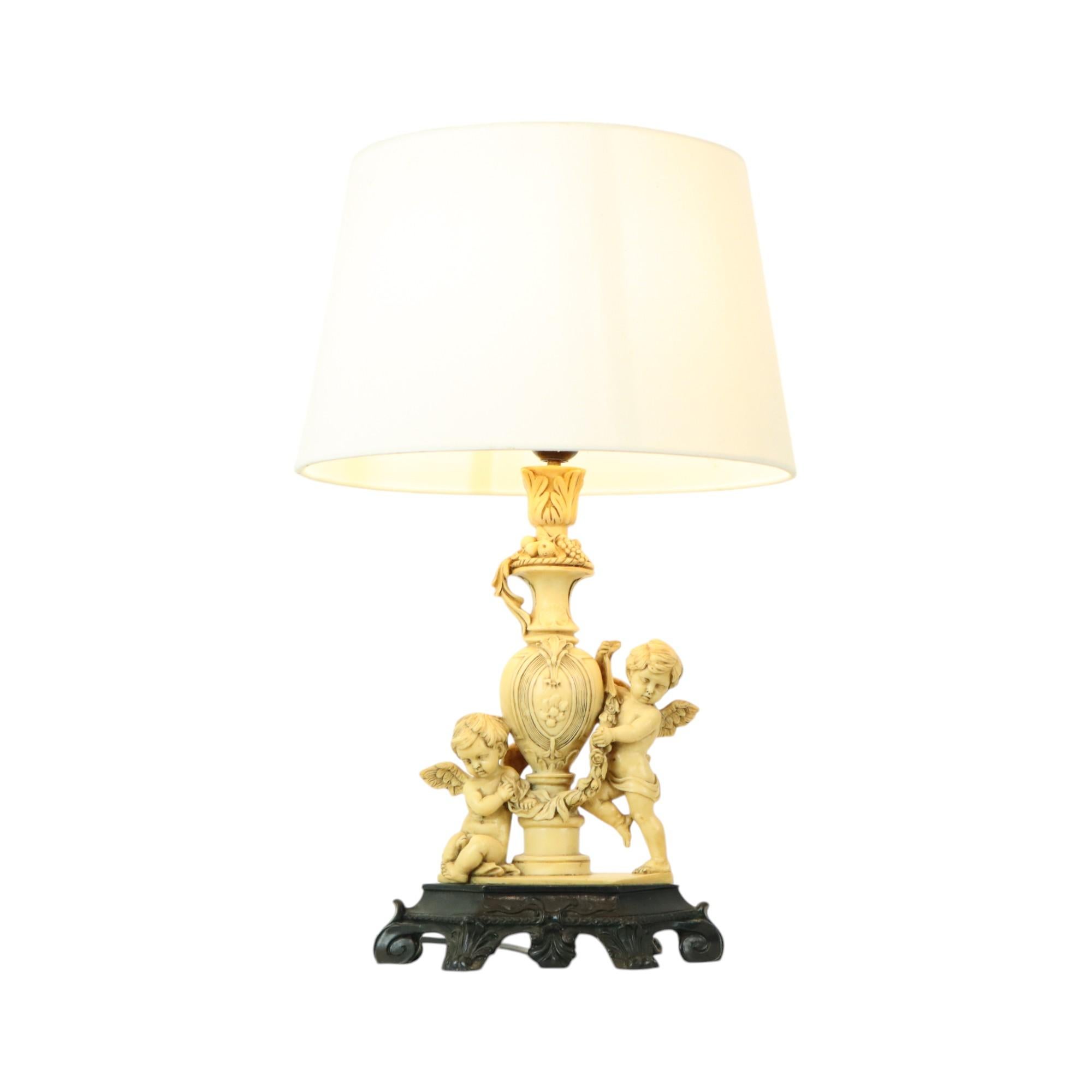 Vintage lamp, table lamp, depicting two puttis or cherubs, on an elegant black resin base, signed A. Santini (1910-1975), Italy 1950s.

Made from cast resin, or resine supplemented with alabaster powder, high-quality and rare table lamp with fine