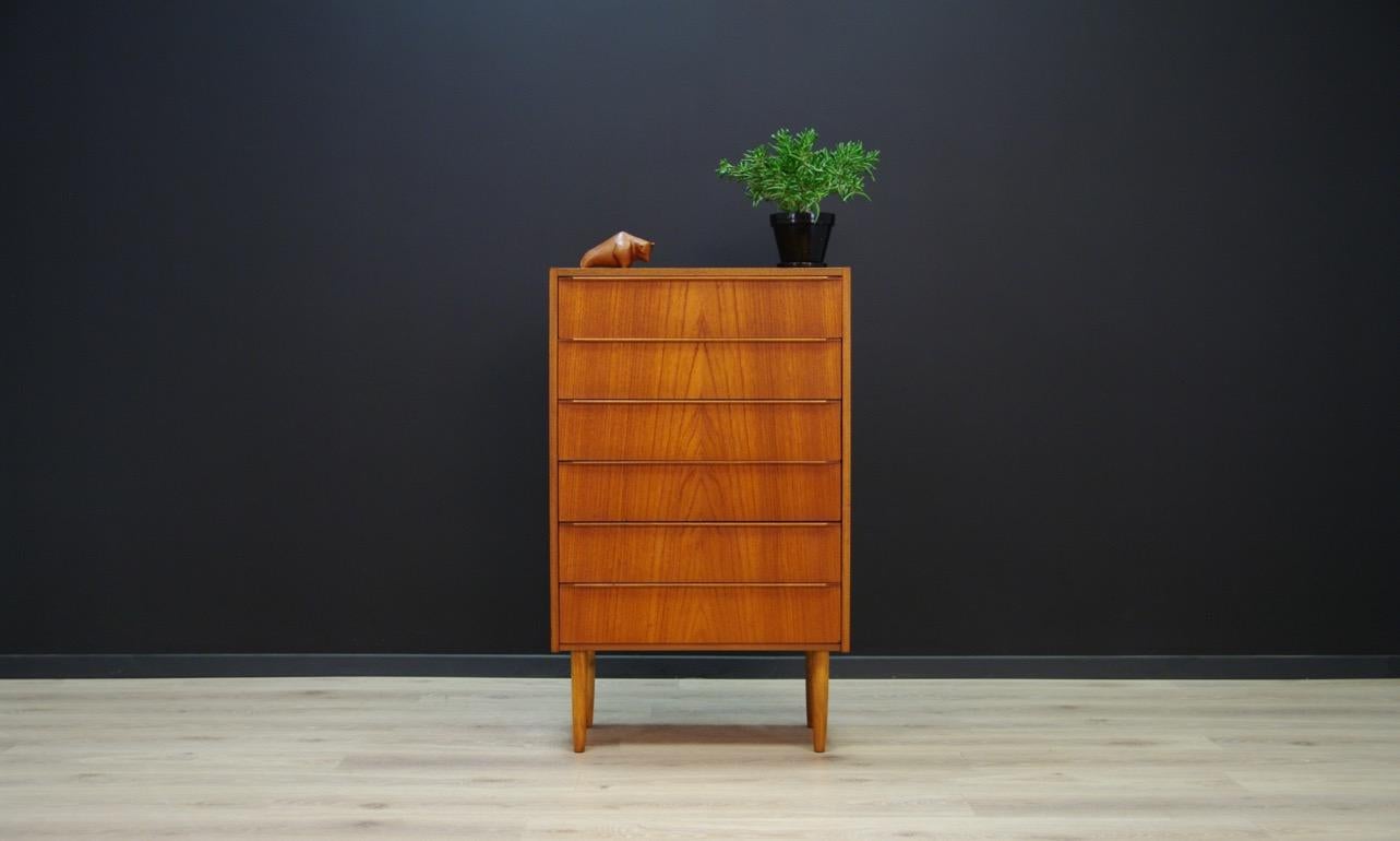 Retro chest of drawers from the 1960s-1970s, Minimalist form, Danish design. Six practical drawers, the whole veneered with teak. Handles made of teak. Preserved in good condition (small dings and scratches, filled veneer voids), directly for