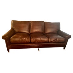 Divano Classic Leather George Smith in pelle color cioccolato con punte di chiodi in ottone