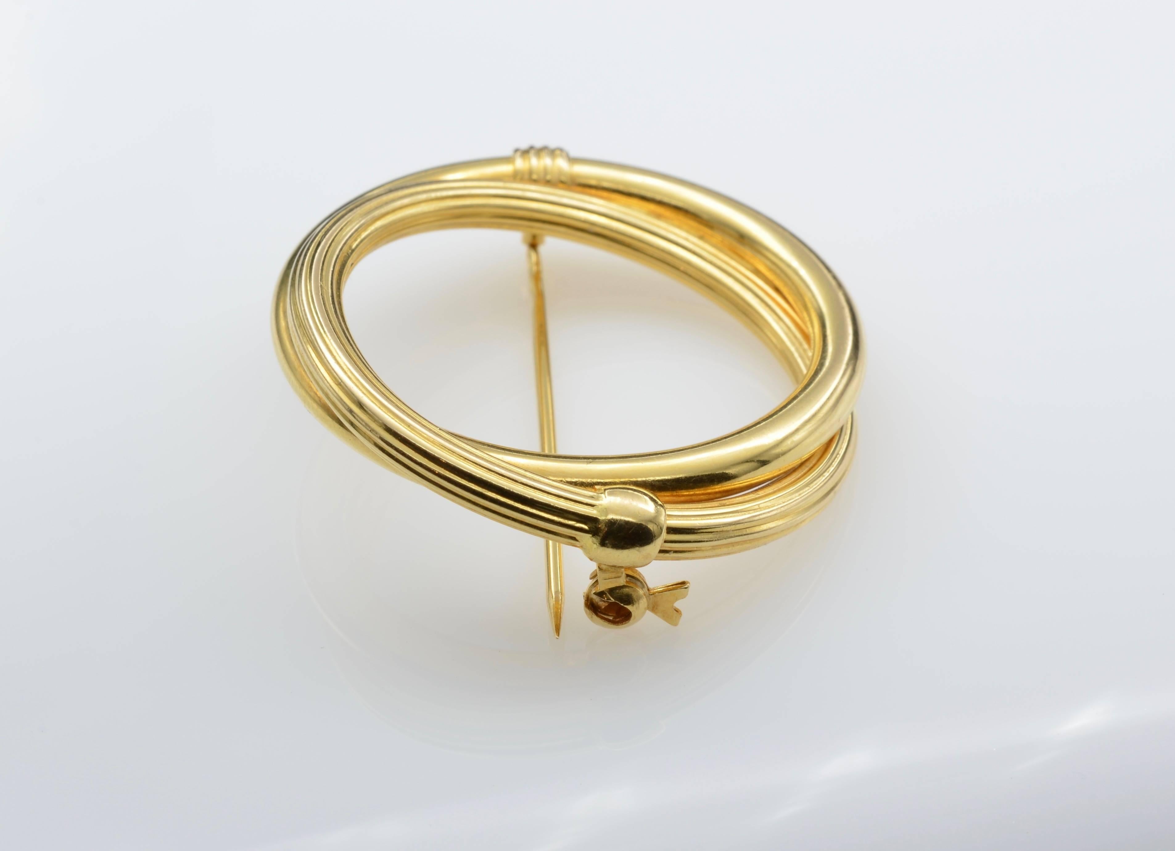 Modern Classic Circle Round 18 Karat Gold Pin For Sale