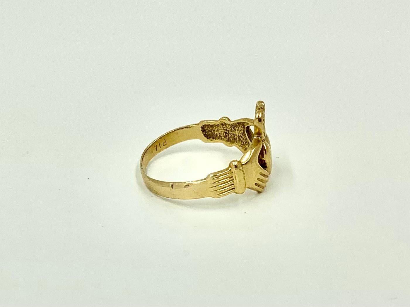 Classic Claddagh Crowned Heart in Hands, Fede 14k Yellow Gold Ring, 20th Century In Good Condition In New York, NY