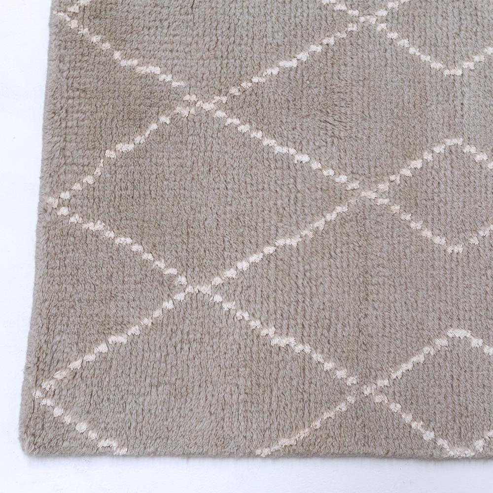 Contemporary Classic Clean Lines Customizable Trace Weave Rug in Dove Large For Sale