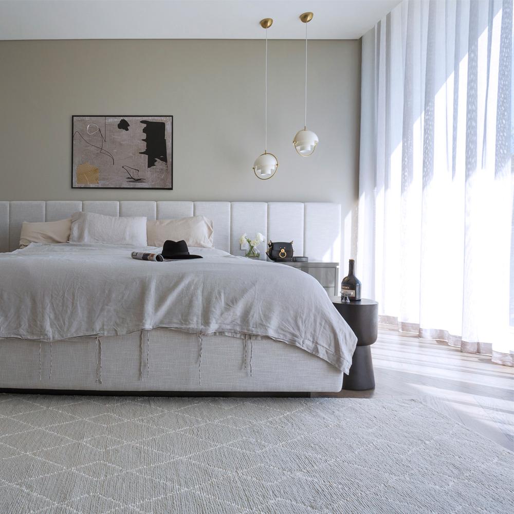 Das Trace Weave zeichnet sich durch klassische, klare Linien und einen architektonischen Stil aus, der sowohl minimalistisch als auch sehr modern ist. Das weiche, gemischte Muster aus reicher, handgewebter Wolle schafft in jedem Raum ein luxuriöses