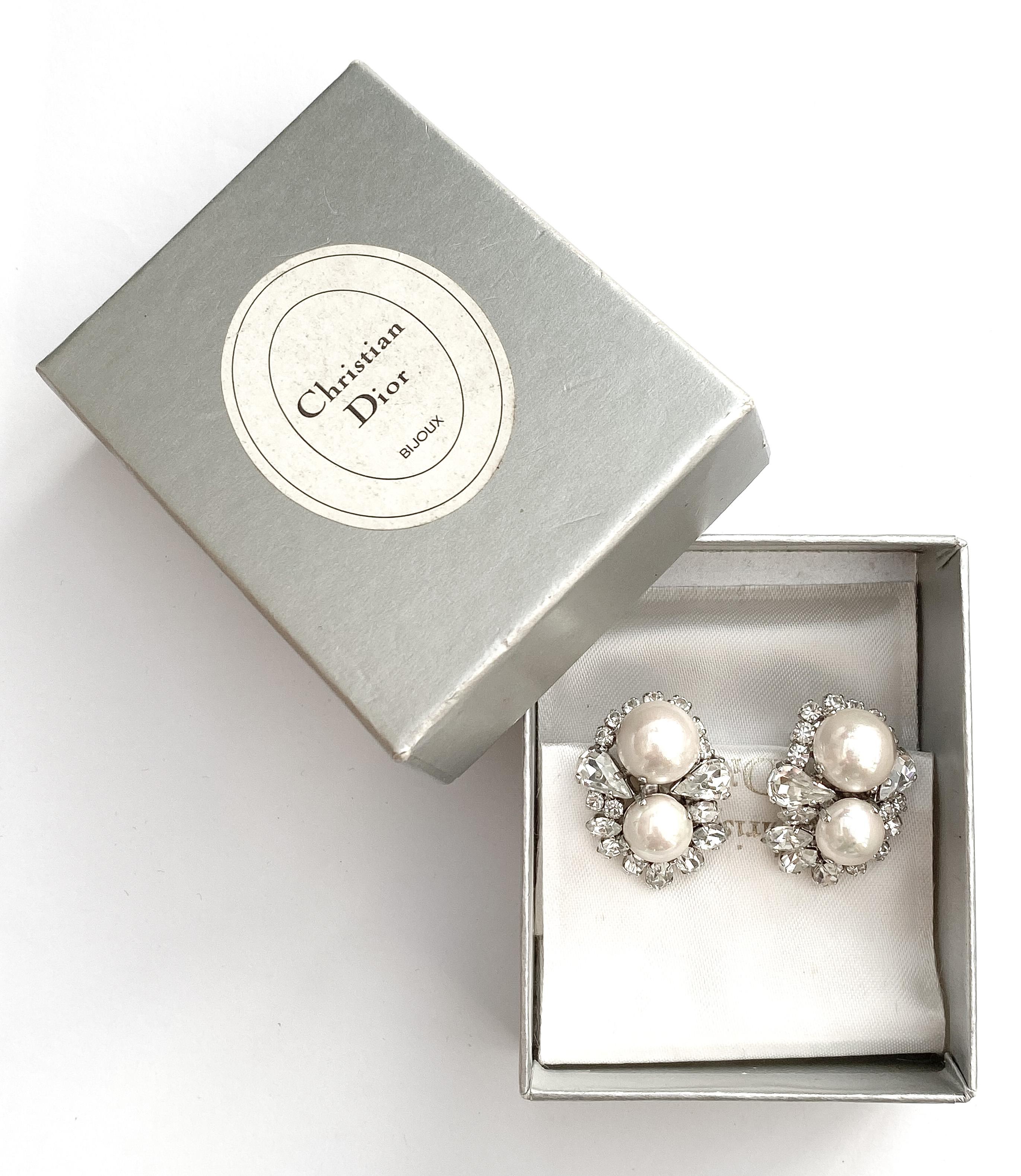 Klassische Ohrringe aus klarem Paste und Perlen, Christian Dior, 1970er Jahre, mit Schachtel. im Zustand „Hervorragend“ im Angebot in Greyabbey, County Down