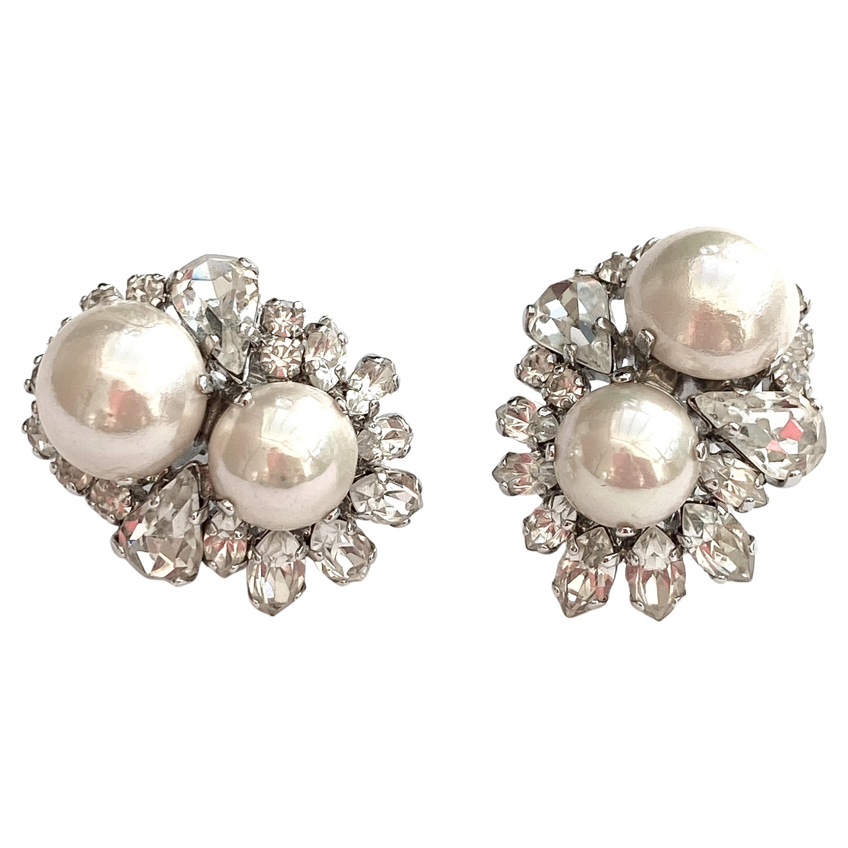 Boucles d'oreilles classiques en pâte transparente et grappe de perles,  Christian Dior, 1970, avec boîte. En vente sur 1stDibs